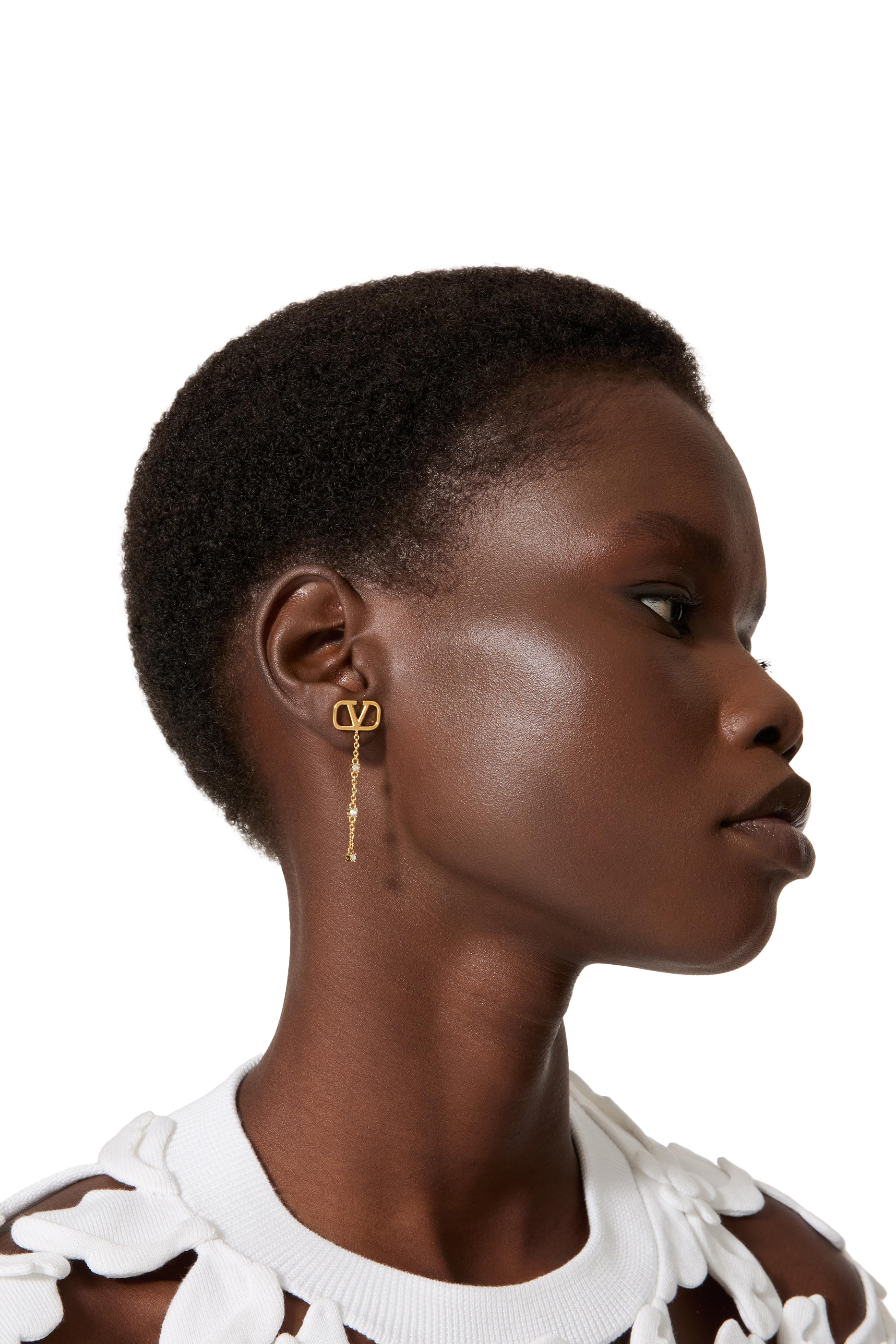 أقراط بحلية صغيرة بشعار الماركة