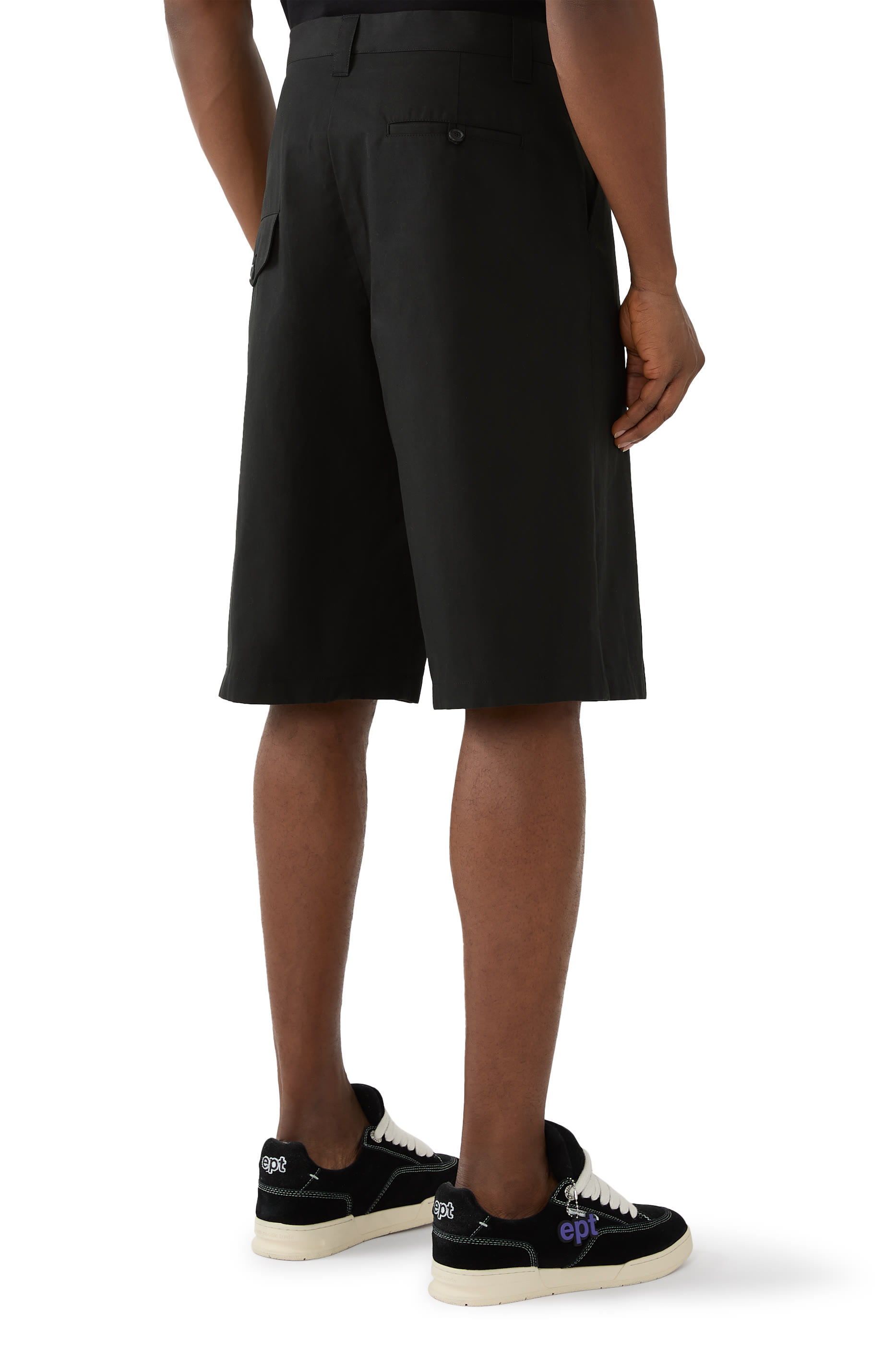 شورت برمودا بشعار الماركة