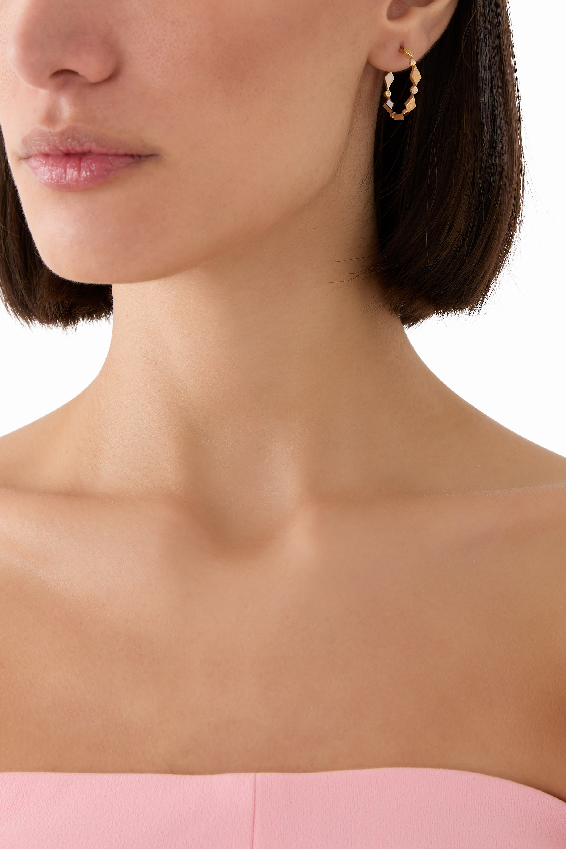 قرط دائري بتصميم موزايك مرصع بالماس ومزين بمينا، ذهب اصفر عيار 18