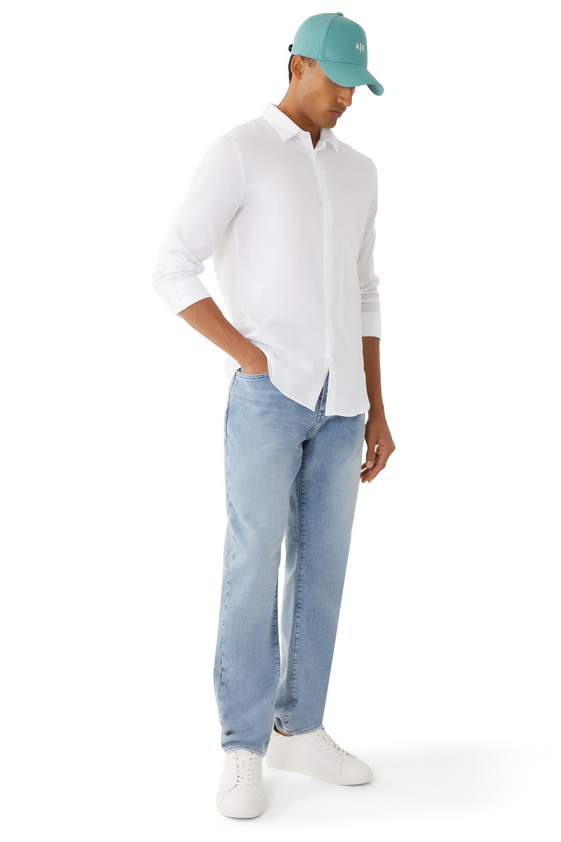 سنيكرز برقبة منخفضة بشعار الماركة مطرز