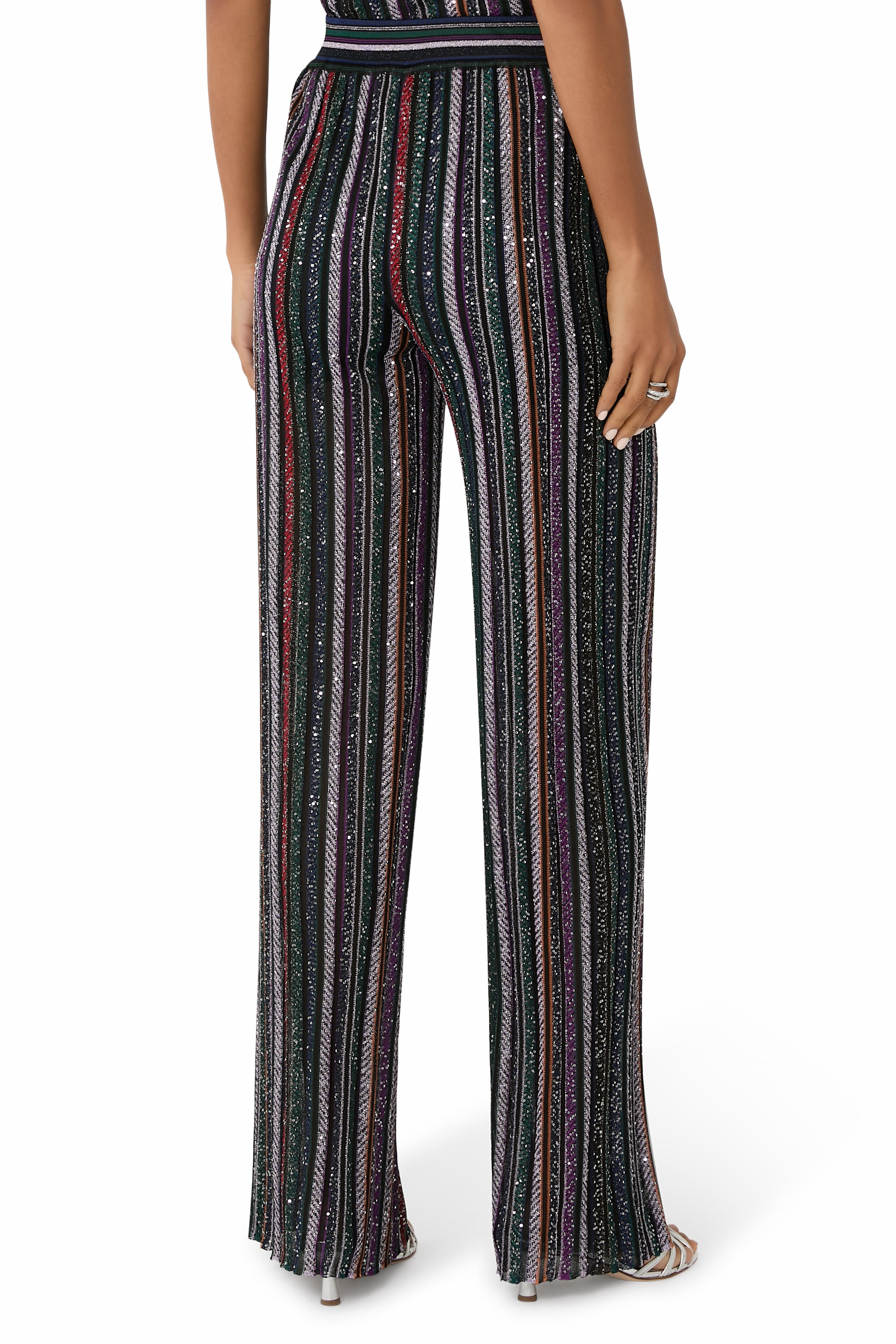 بنطال بنقشة هرينج بون وشعار الماركة خامة منسوجة