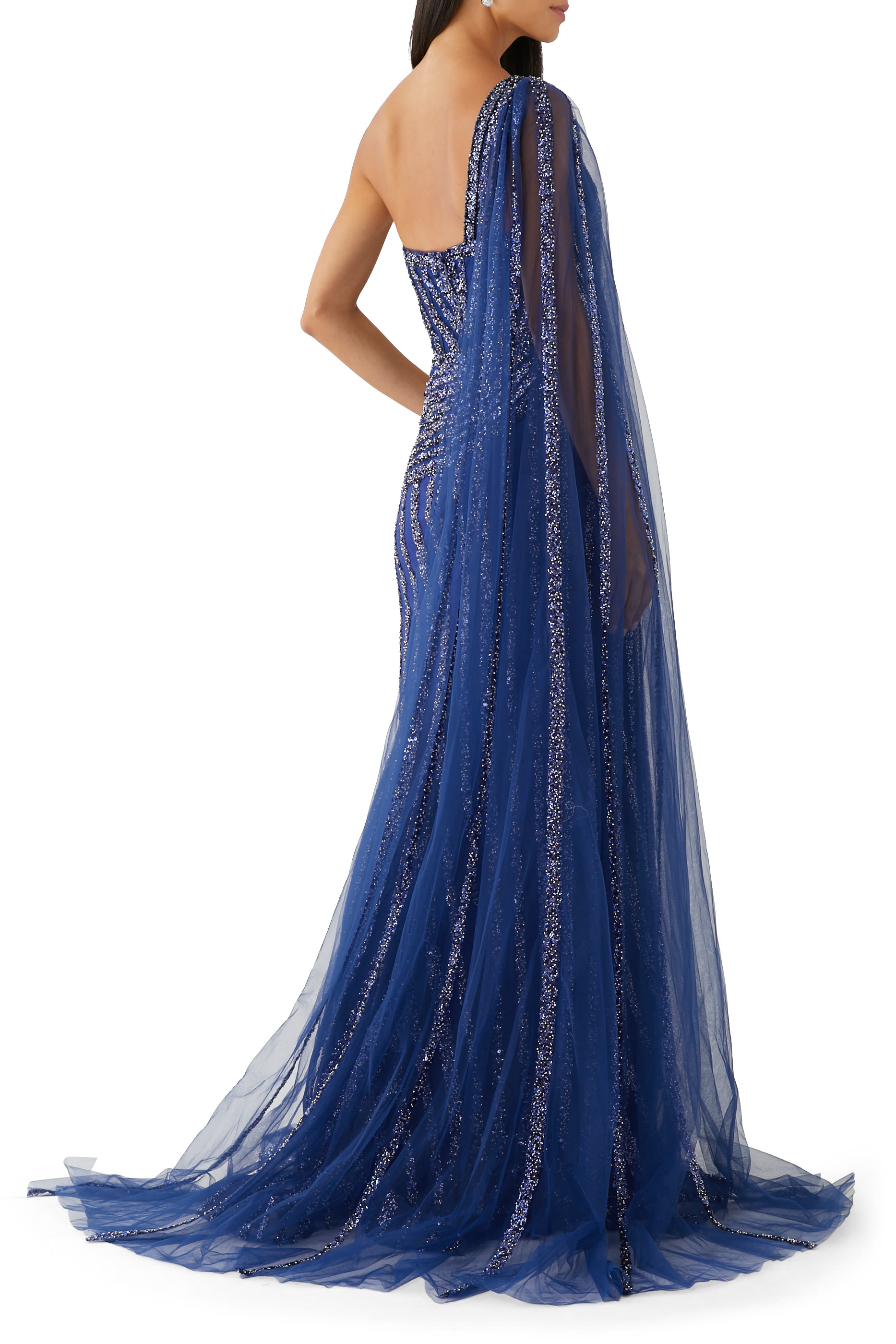 فستان سهرة بكتف واحد وكاب تول