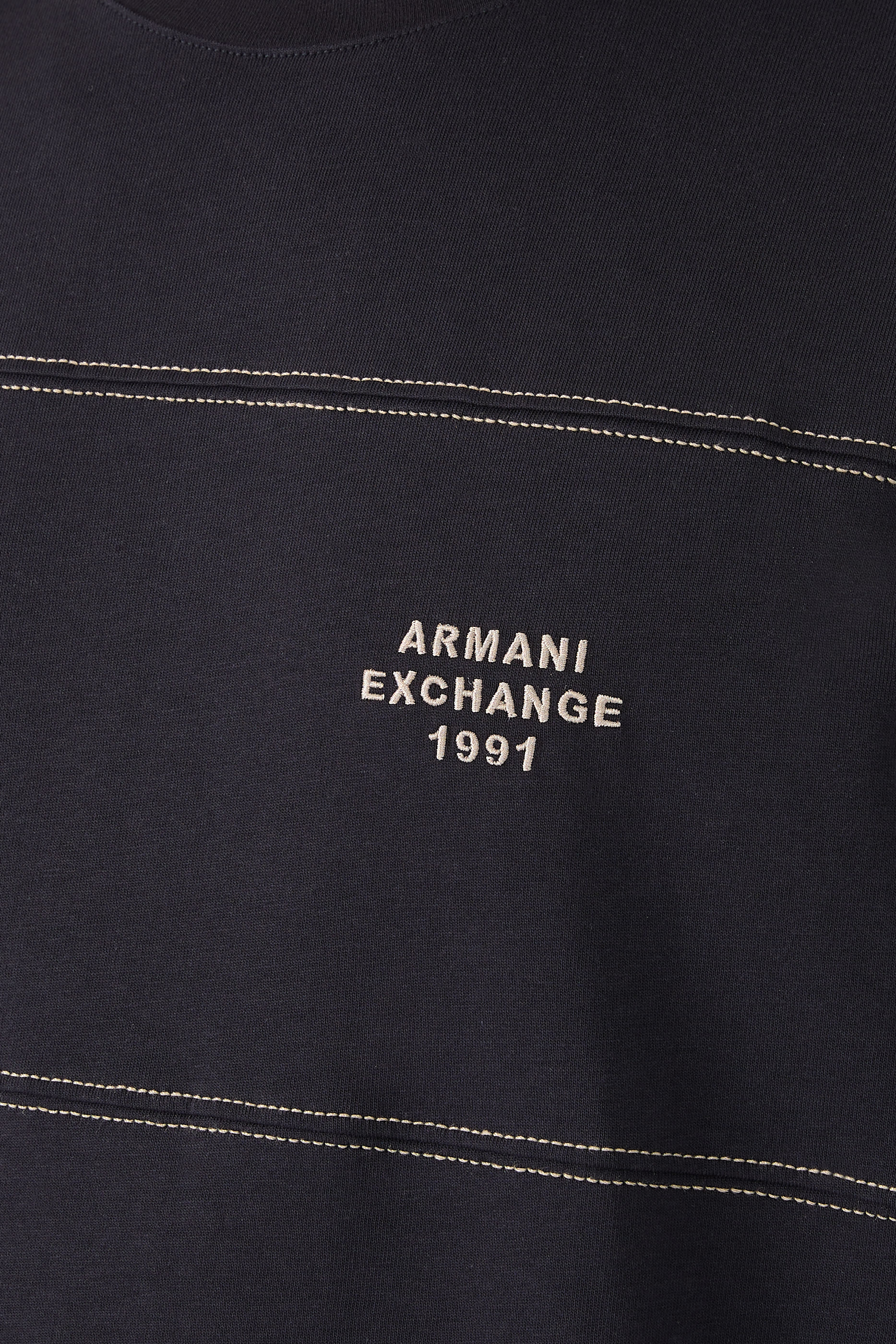 تيشيرت بحروف شعار الماركة