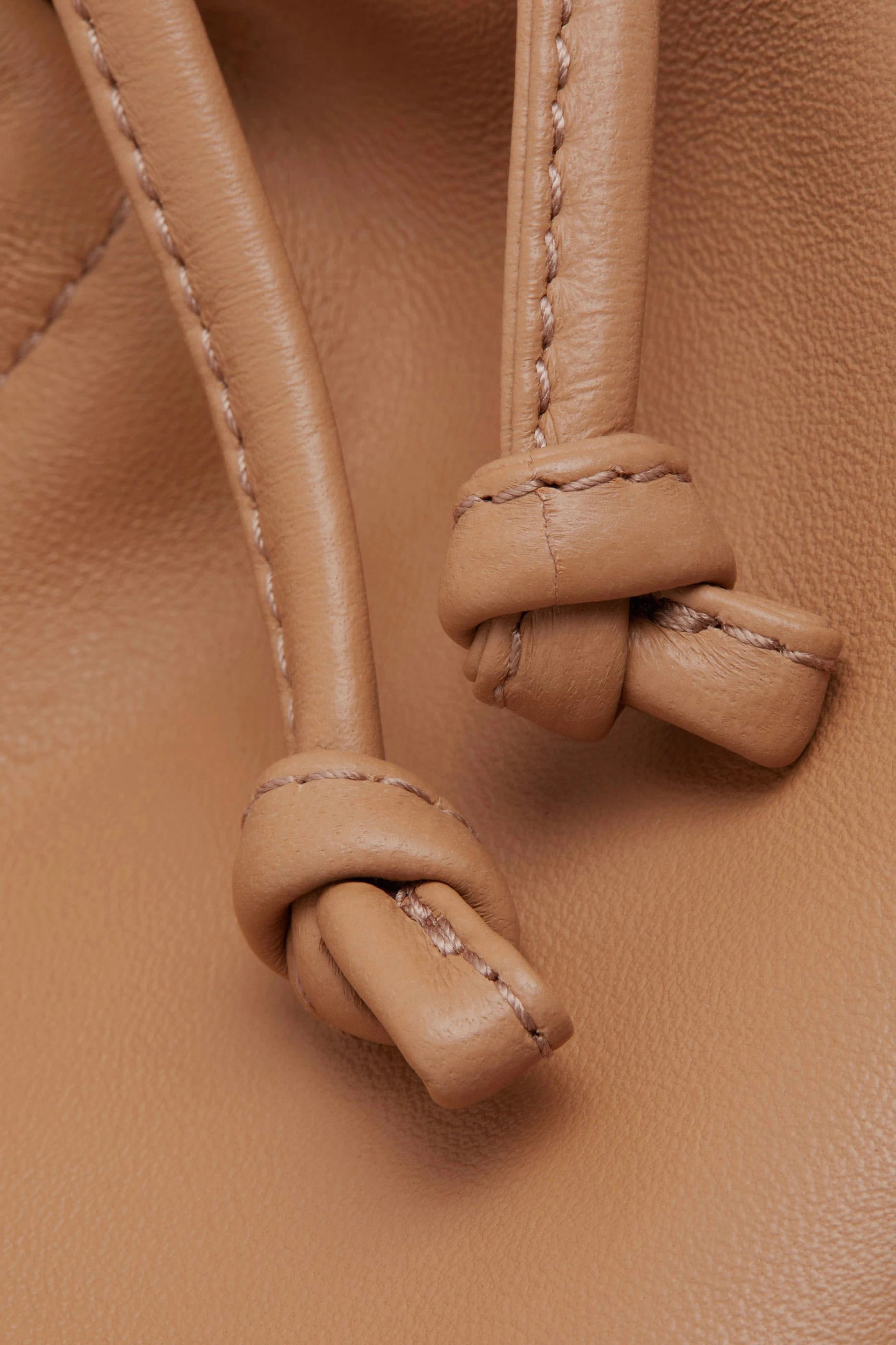 حقيبة شارلوت برباط تضييق جلد نابا