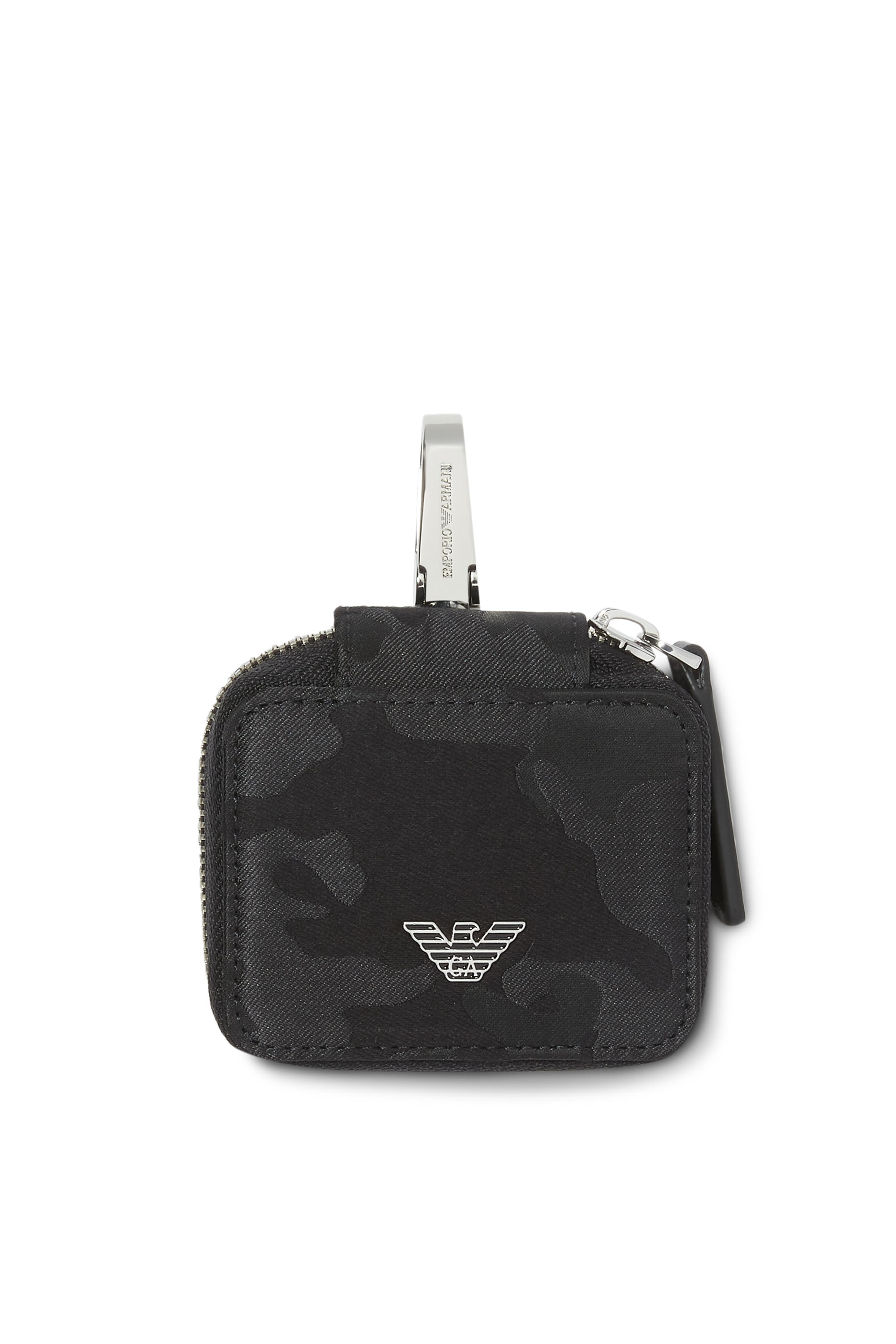 حافظة سماعات إيربودز بنقشة مموهة وشعار الماركة