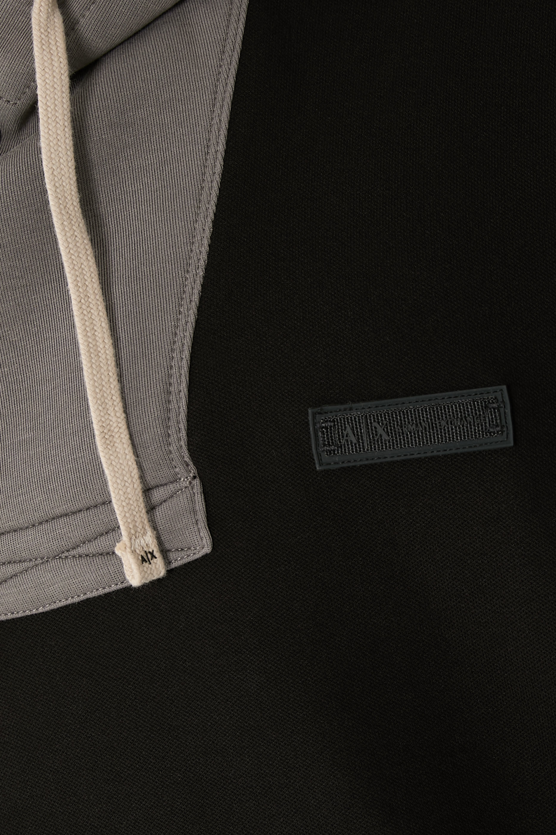 هودي بغطاء للرأس بلون متباين