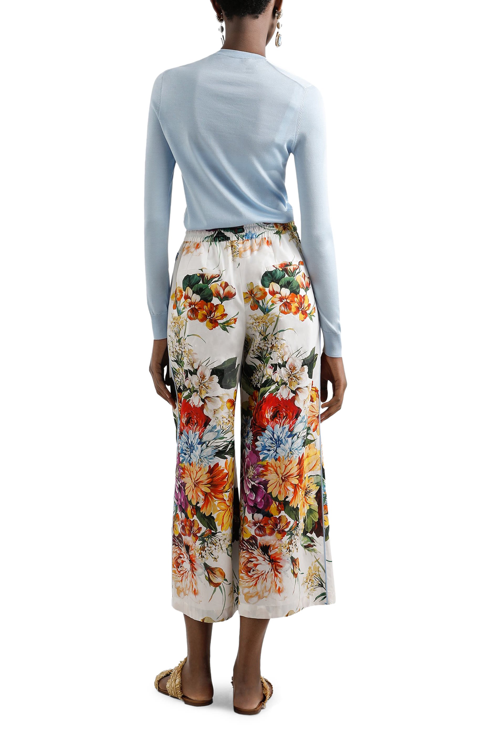 سترة حرير مع بروش بتصميم زهرة