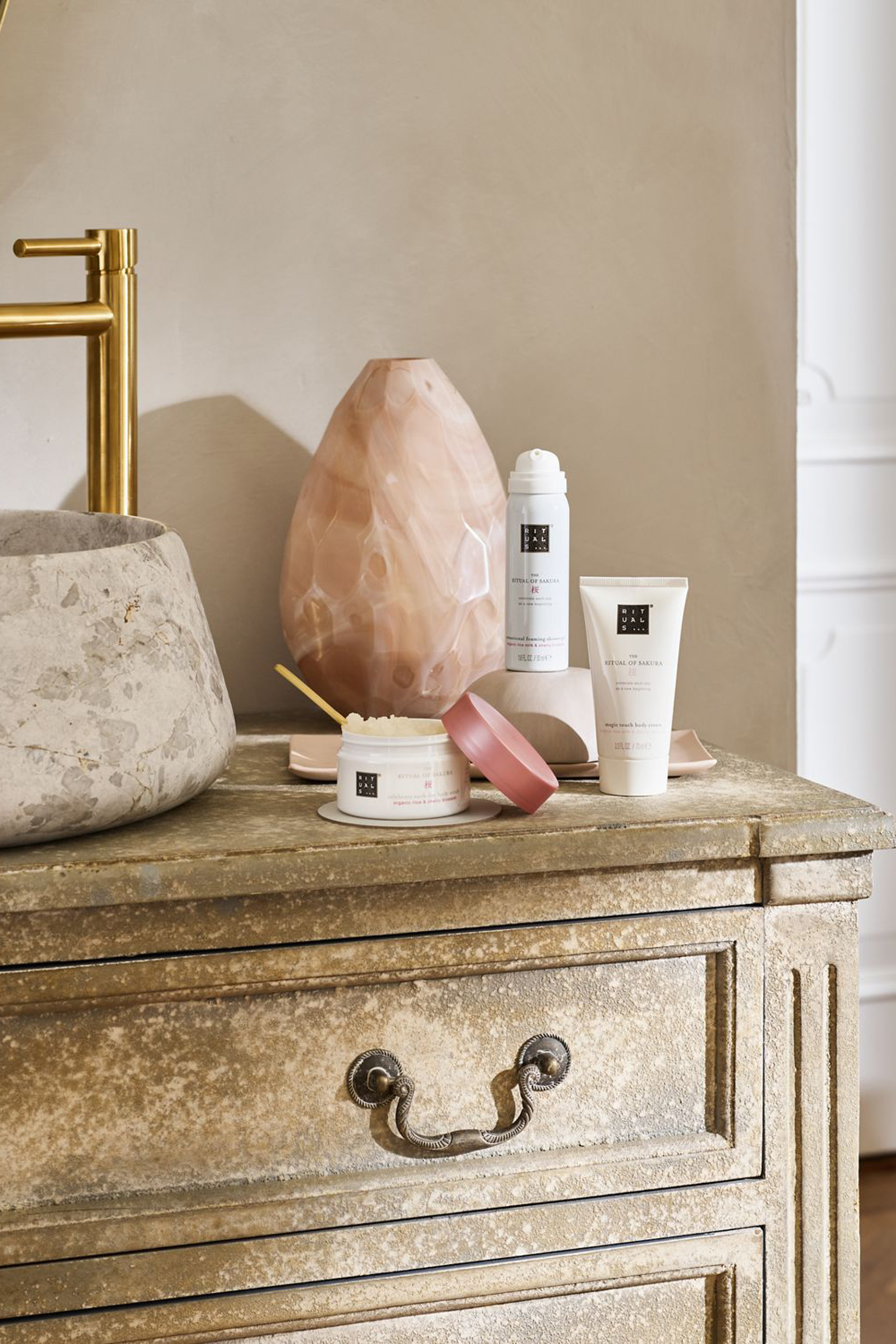 مجموعة هدايا تجريبية ذا ريتوال اوف ساكورا للعناية بالجسم