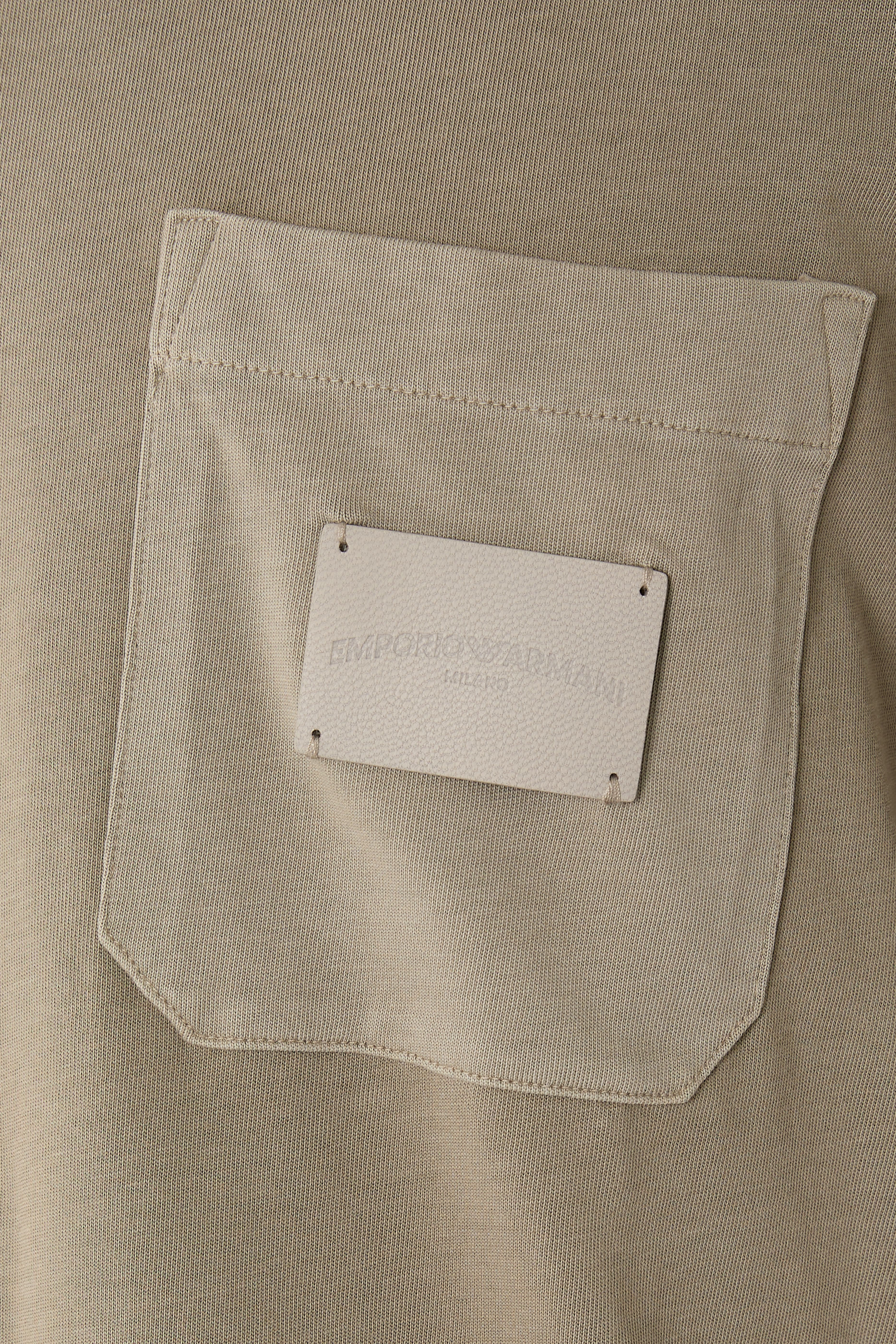 تيشيرت بأكمام قصيرة ورقعة شعار الماركة