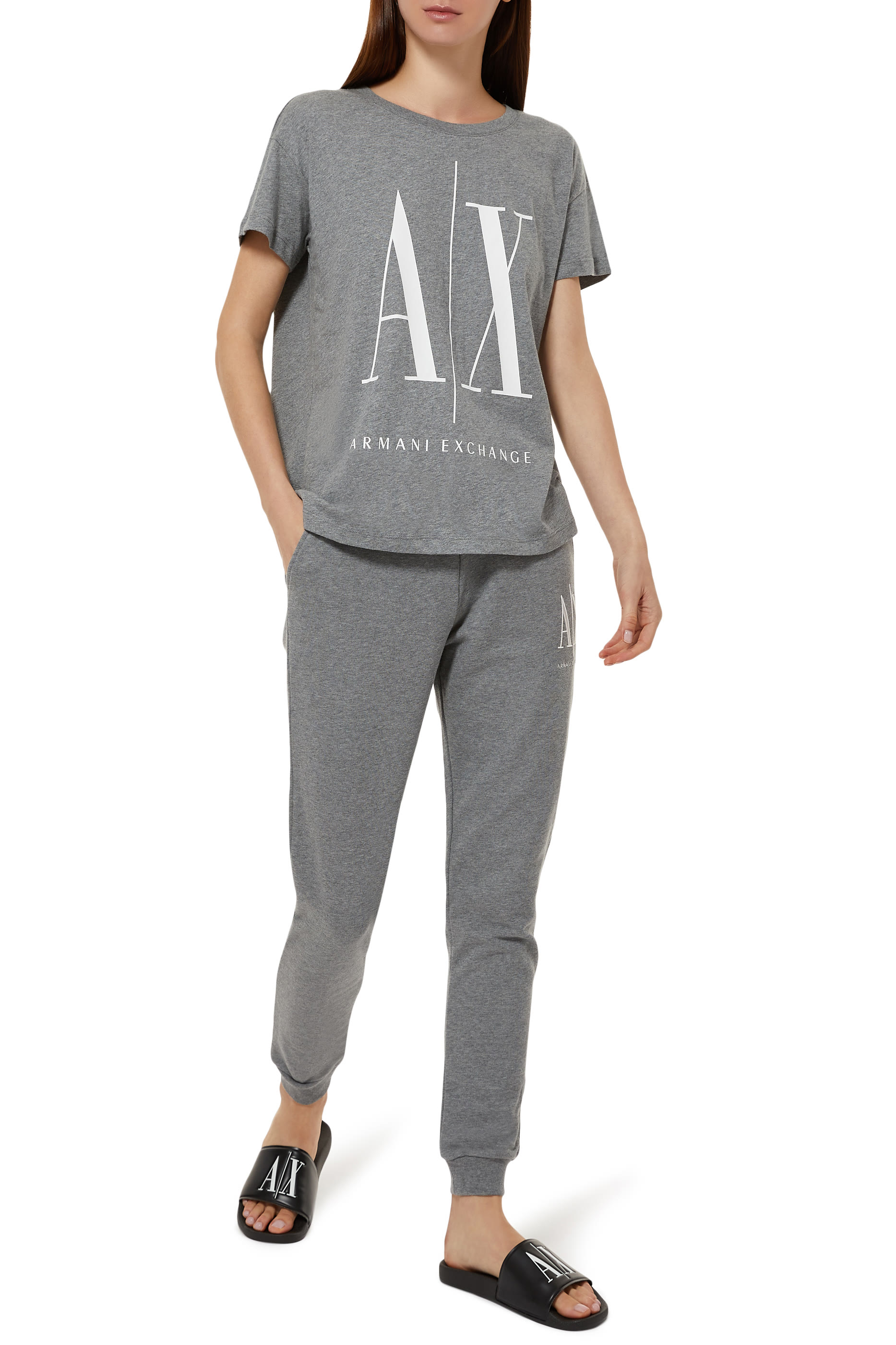 تيشيرت بقصة فضفاضة مزين بشعار الماركة 