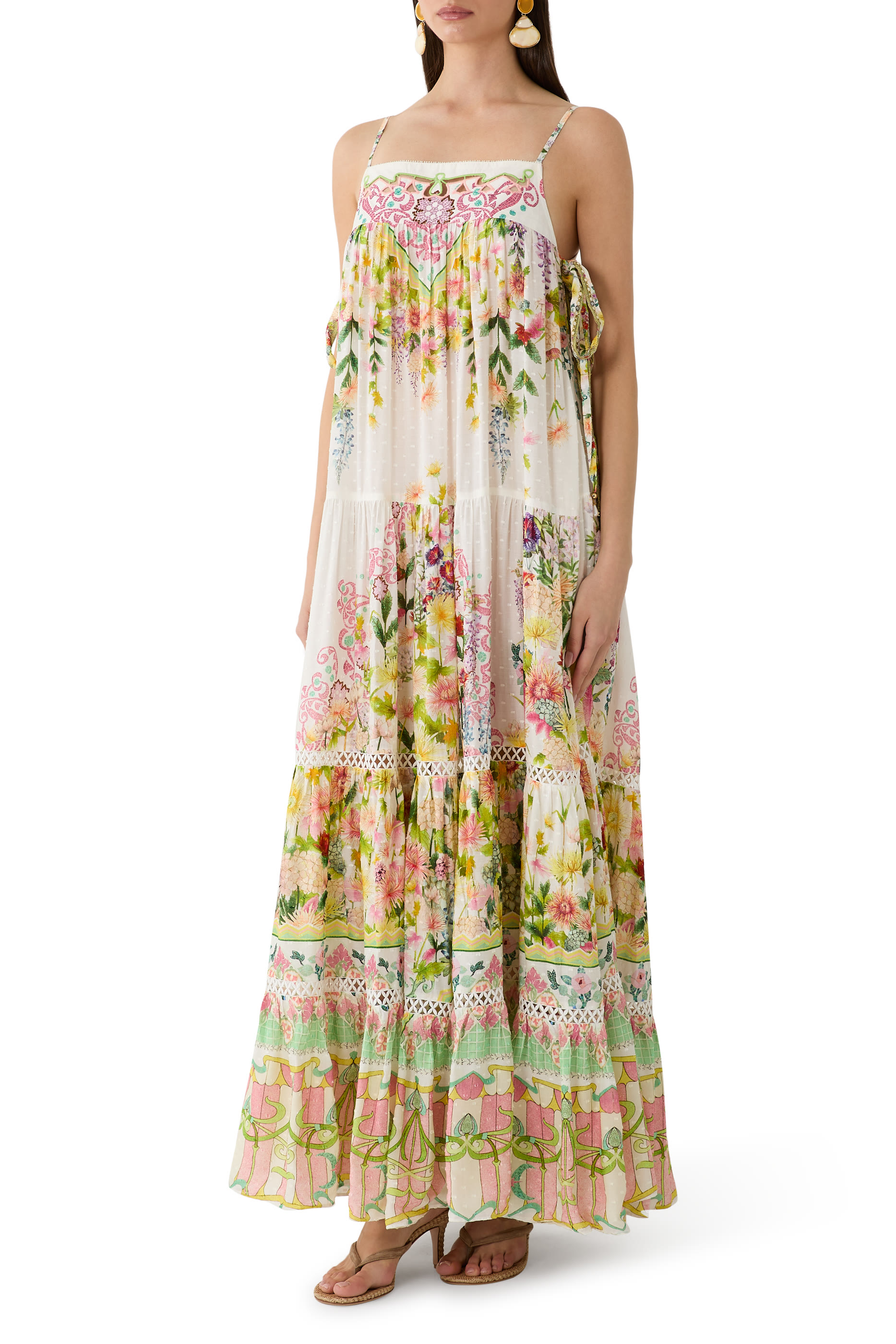 فستان طويل بطيات مزين بفيونكة