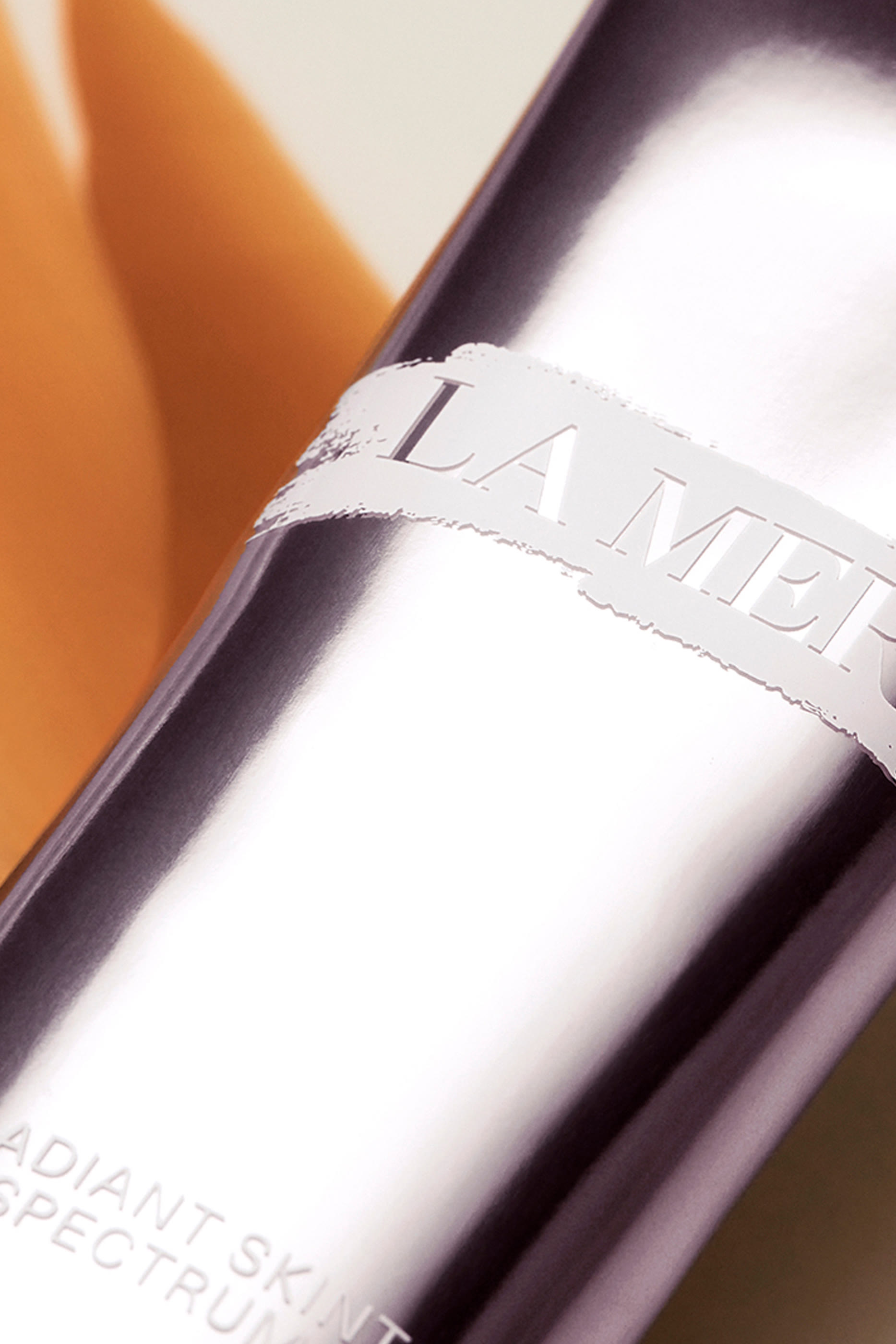 كريم ملون ذا راديانت واسع المدى مع عامل الحماية SPF 30