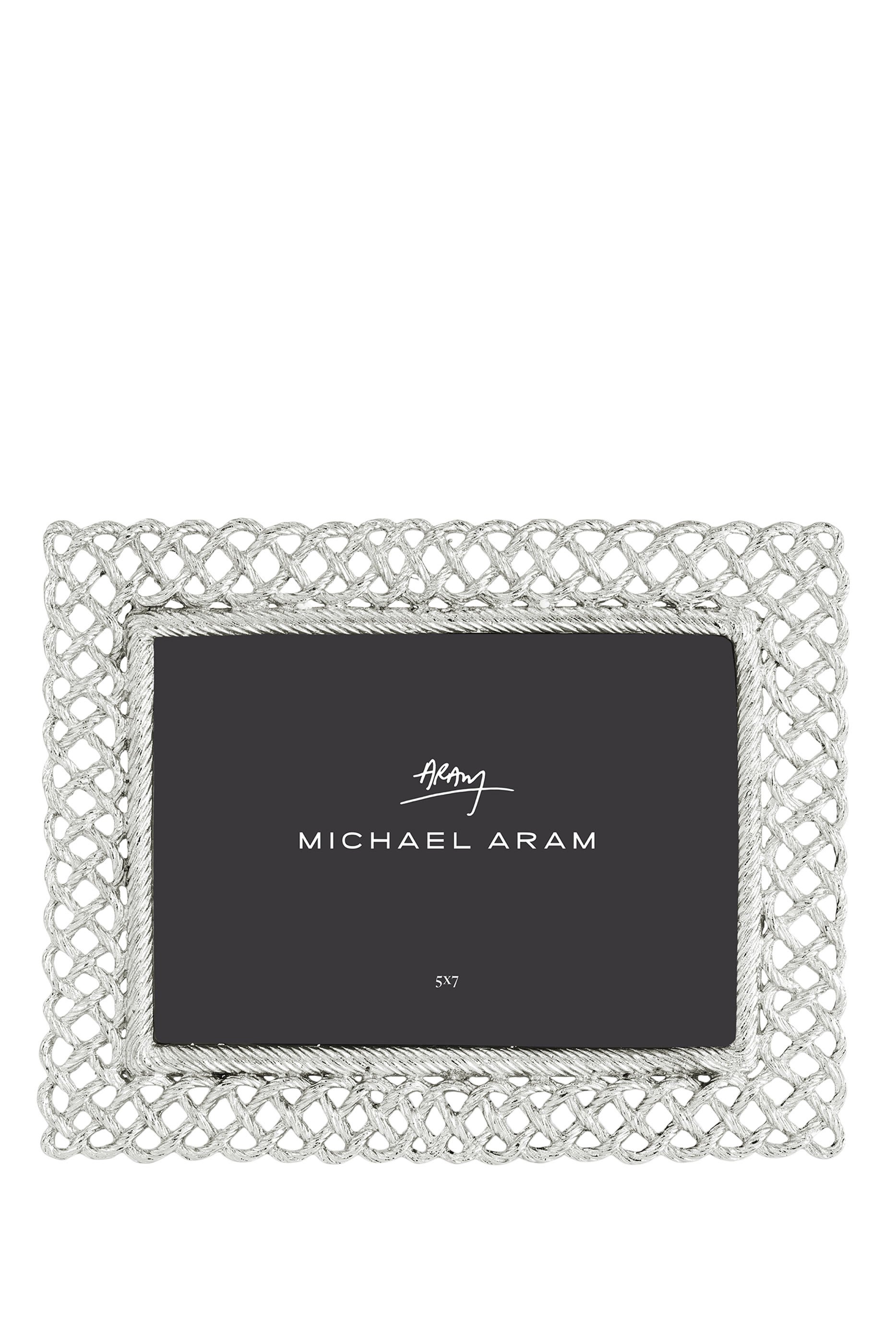 إطار صور لوف بتفاصيل معقودة