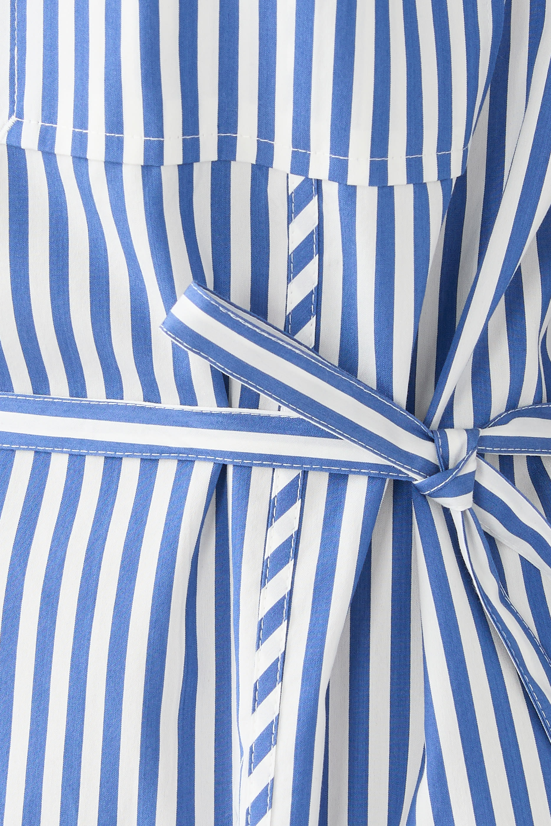 قميص بنقشة خطوط وأكمام منسدلة