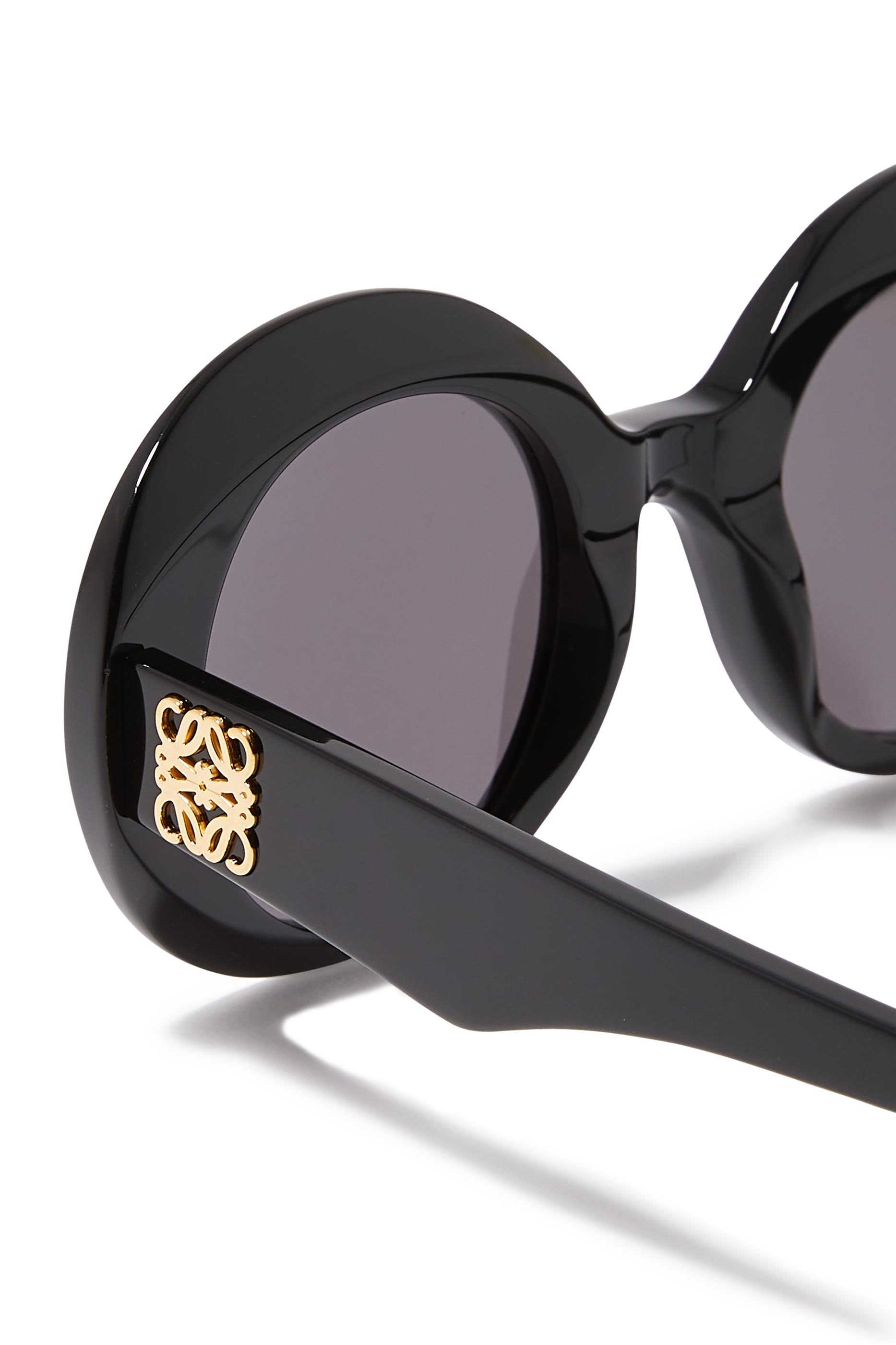 نظارة شمسية بشعار الماركة