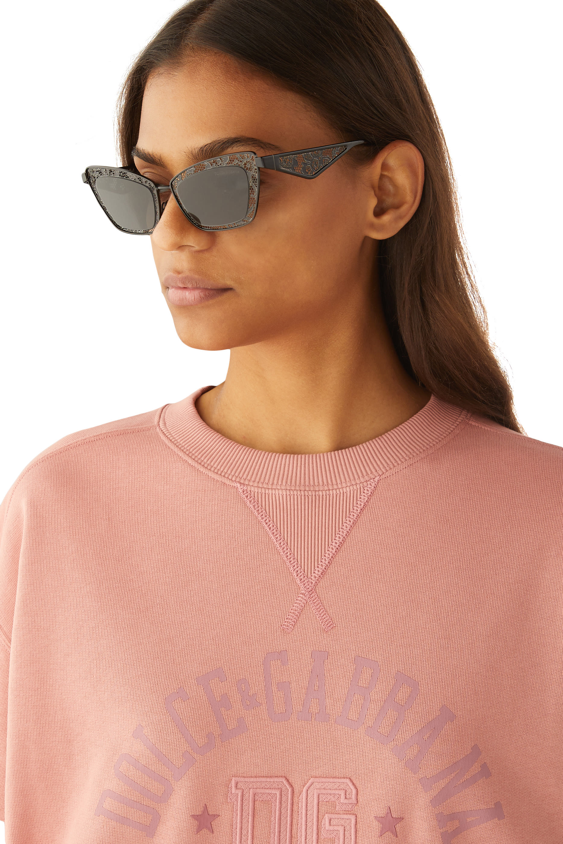 نظارة شمسية بتصميم مستوحى من الدانتيل وشعار الماركة