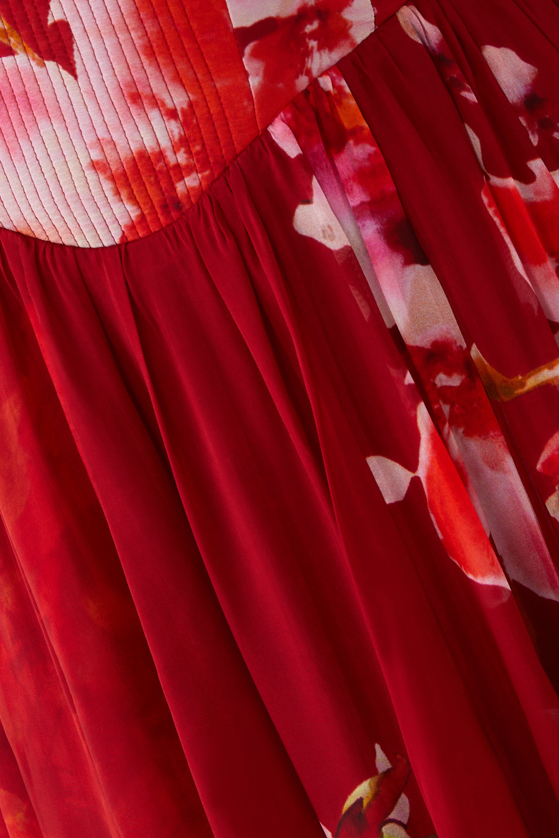 فستان طويل بخصر بقصة ضيقة