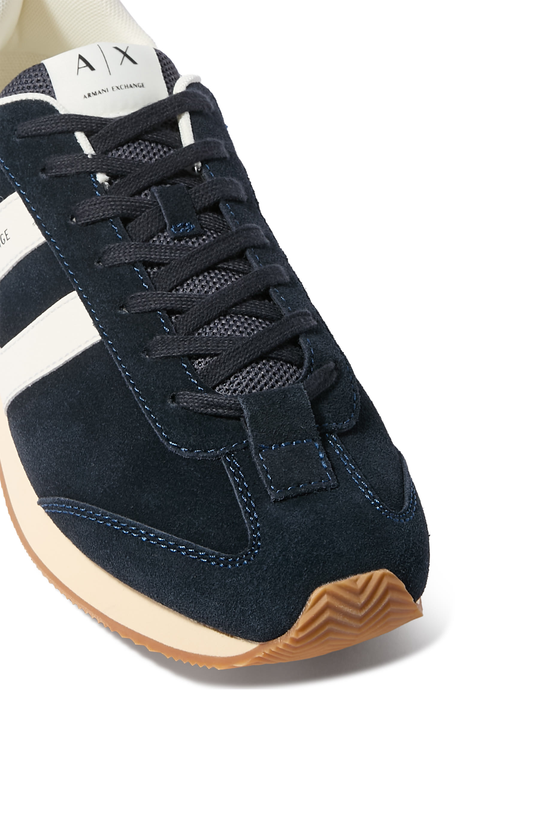 سنيكرز بشريط شعار الماركة عند الجانب