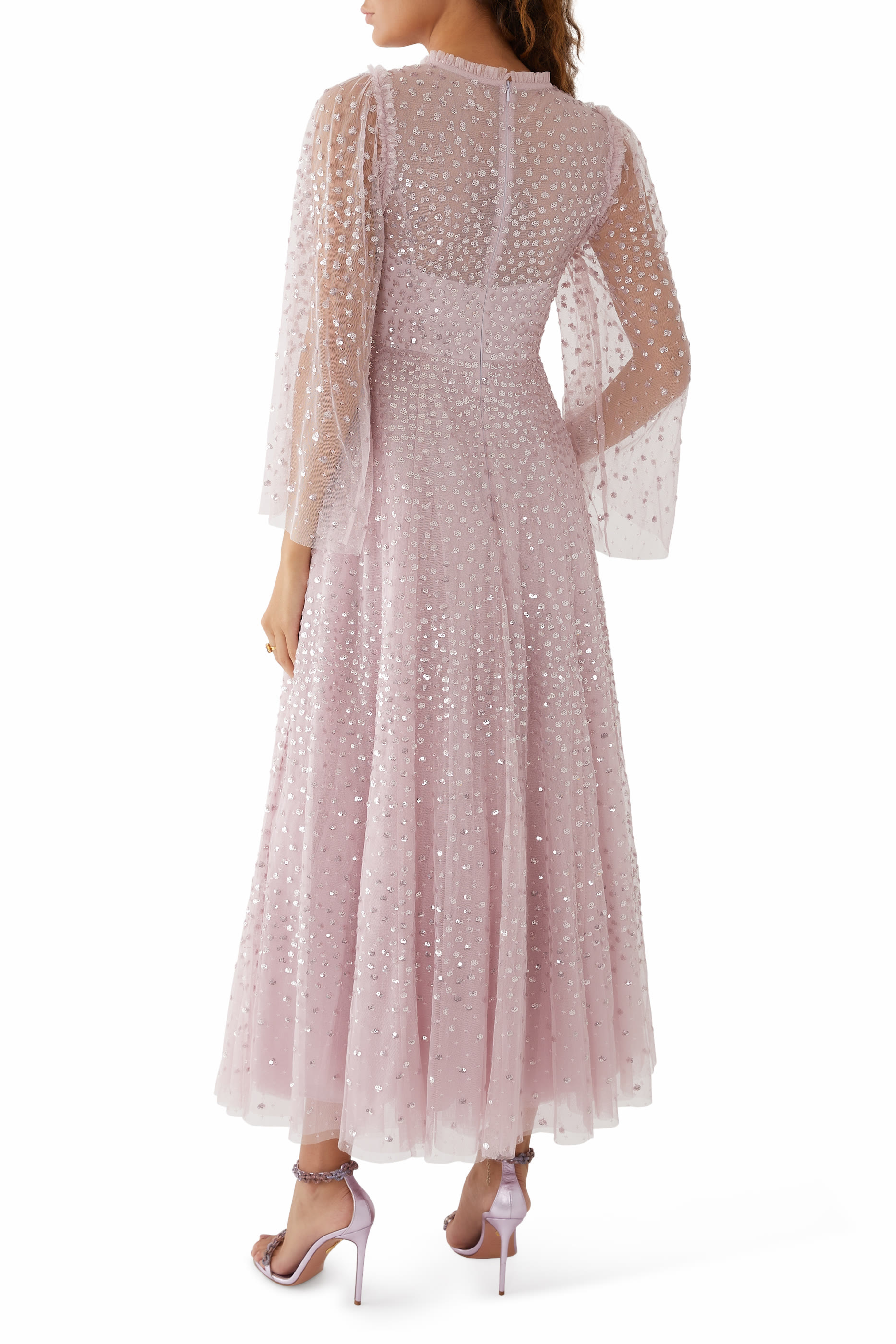 فستان بطول الكاحل وياقة مستديرة وتطريزات نقاط متناثرة