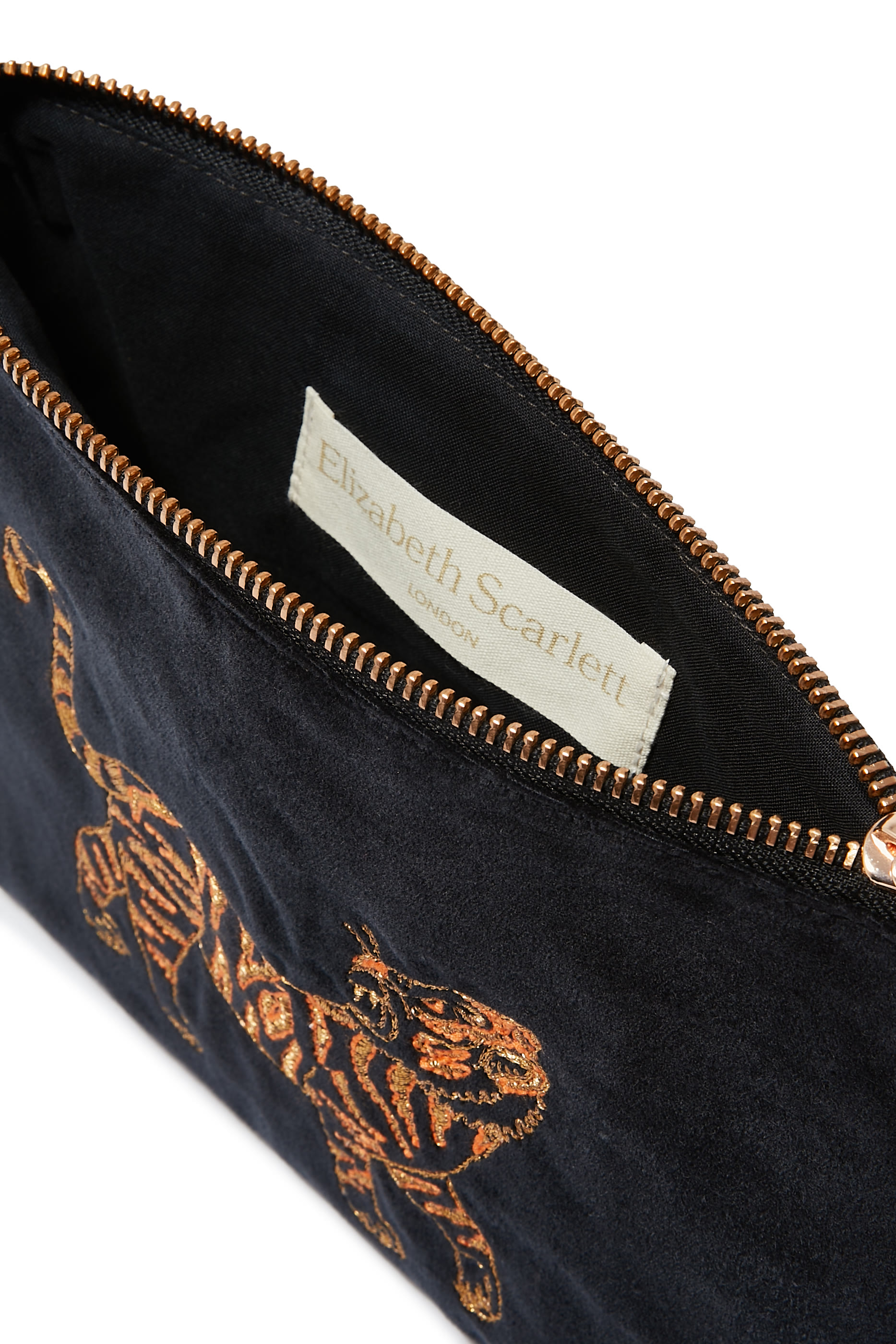 حقيبة صغيرة بتطريز نمر بري