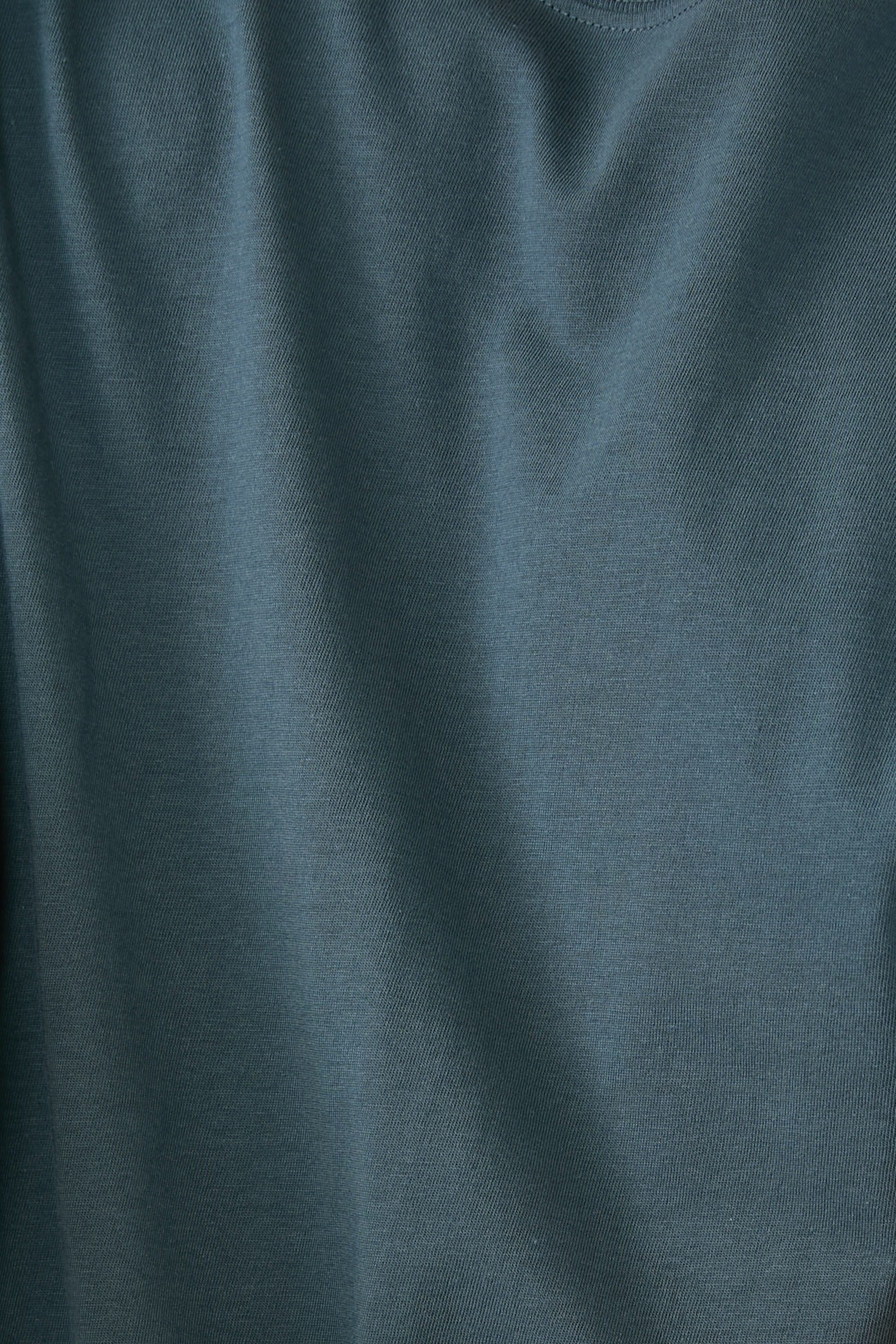 تيشيرت بأكمام قصيرة