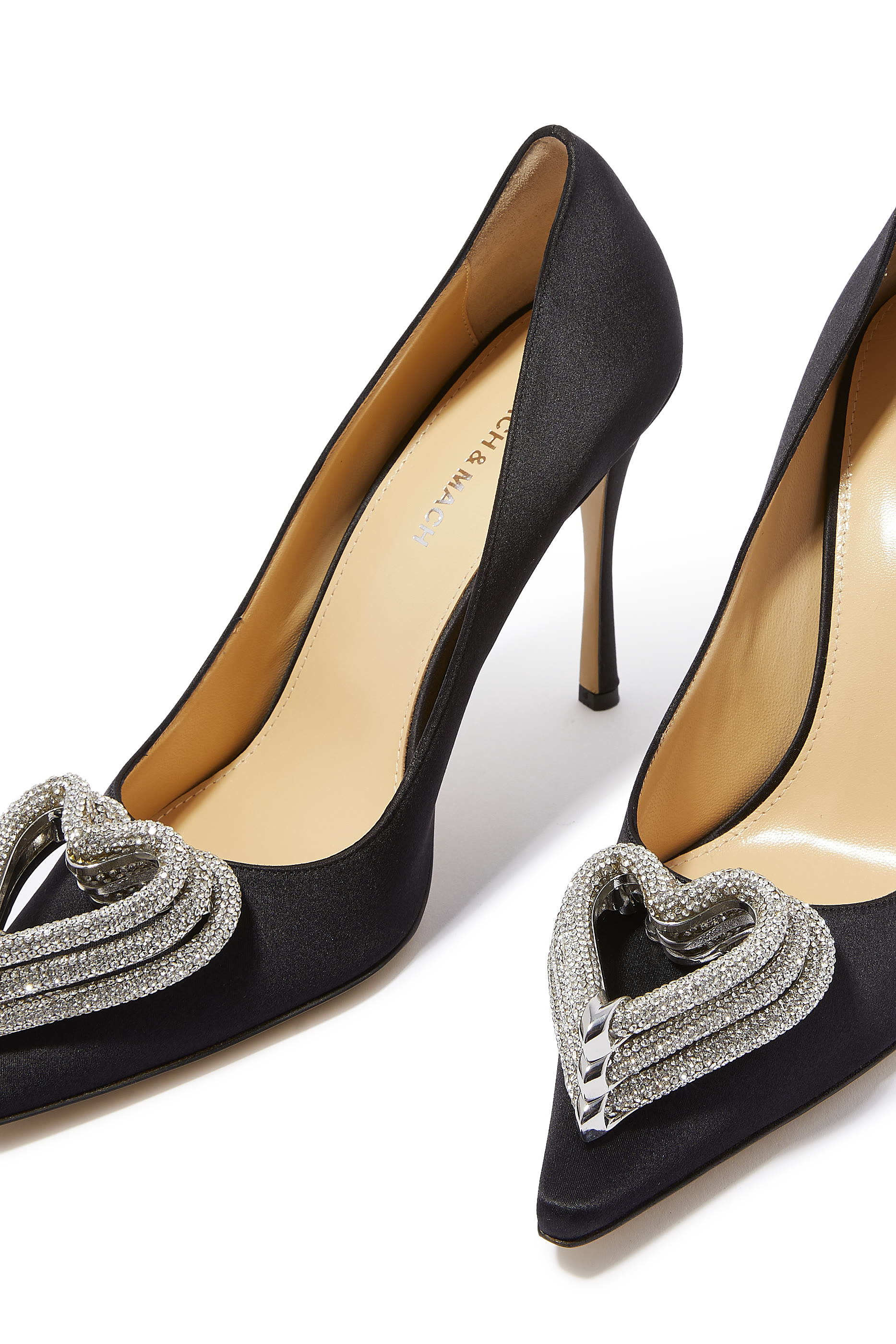 حذاء كلاسيك ستان 110 بثلاث قلوب