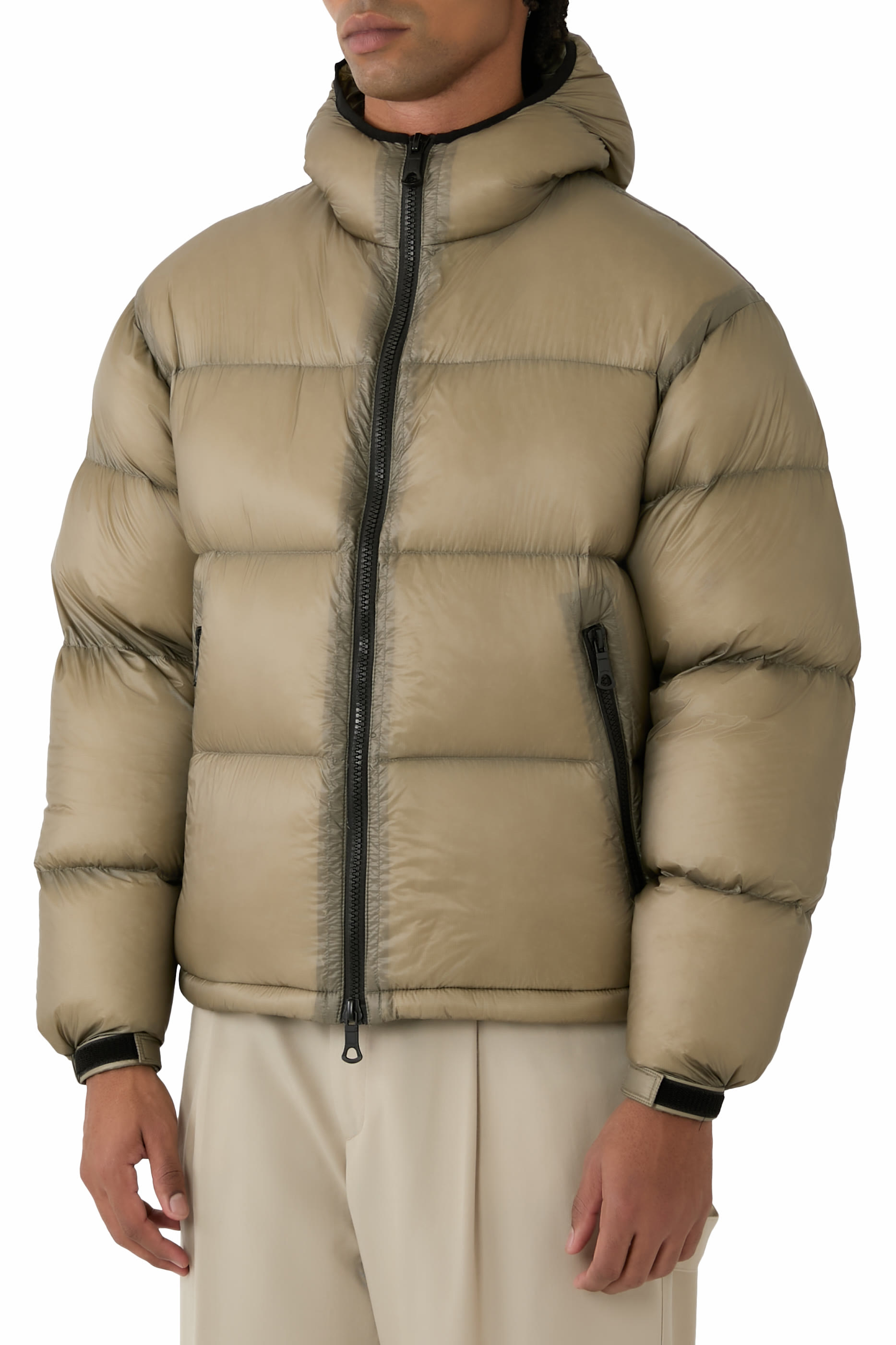 جاكيت منفوخ بغطاء رأس وشعار الماركة قماش غير شفاف