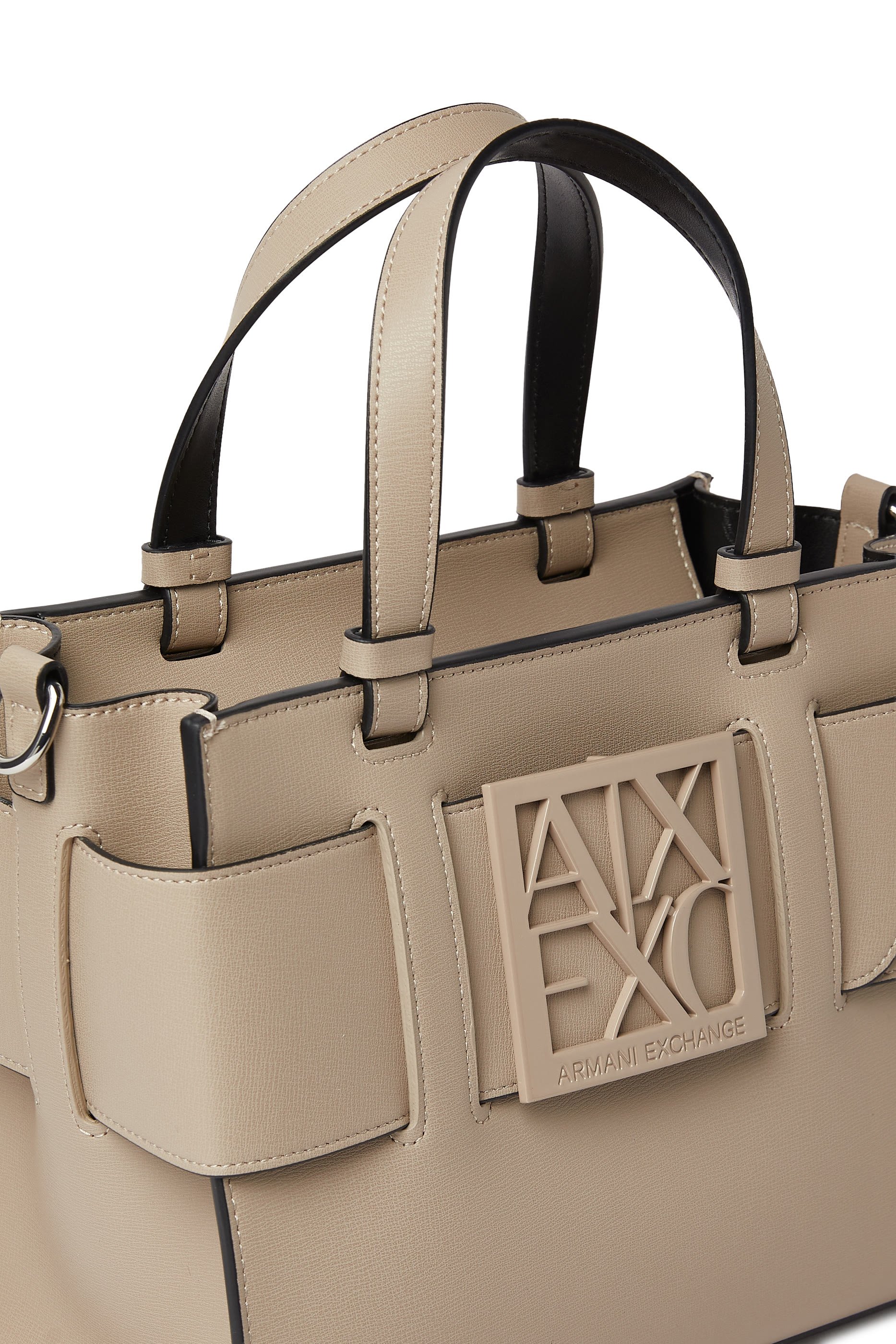 حقيبة يد مزينة بشعار الماركة