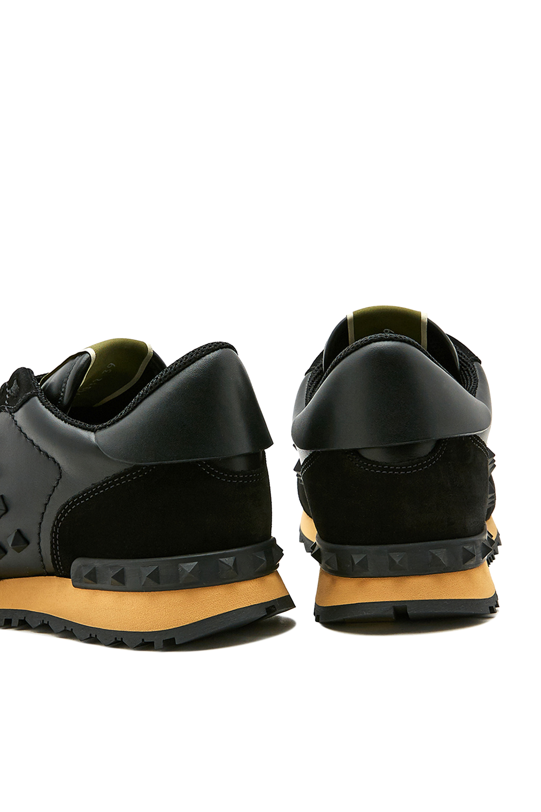 حذاء جري سادة بحلي هرمية فالنتينو غارافاني