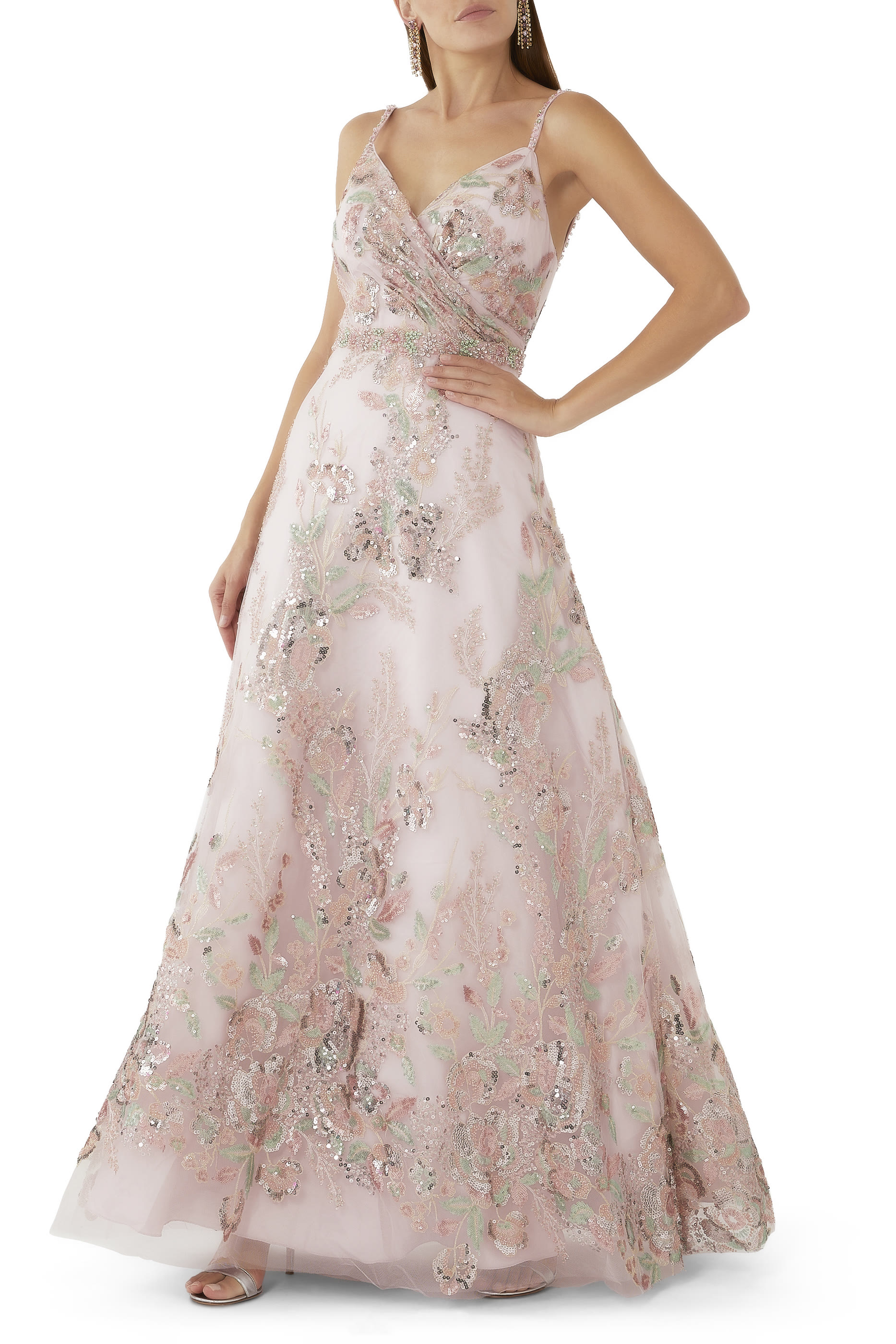 فستان سهرة طويل بلا أكمام بتطريزات