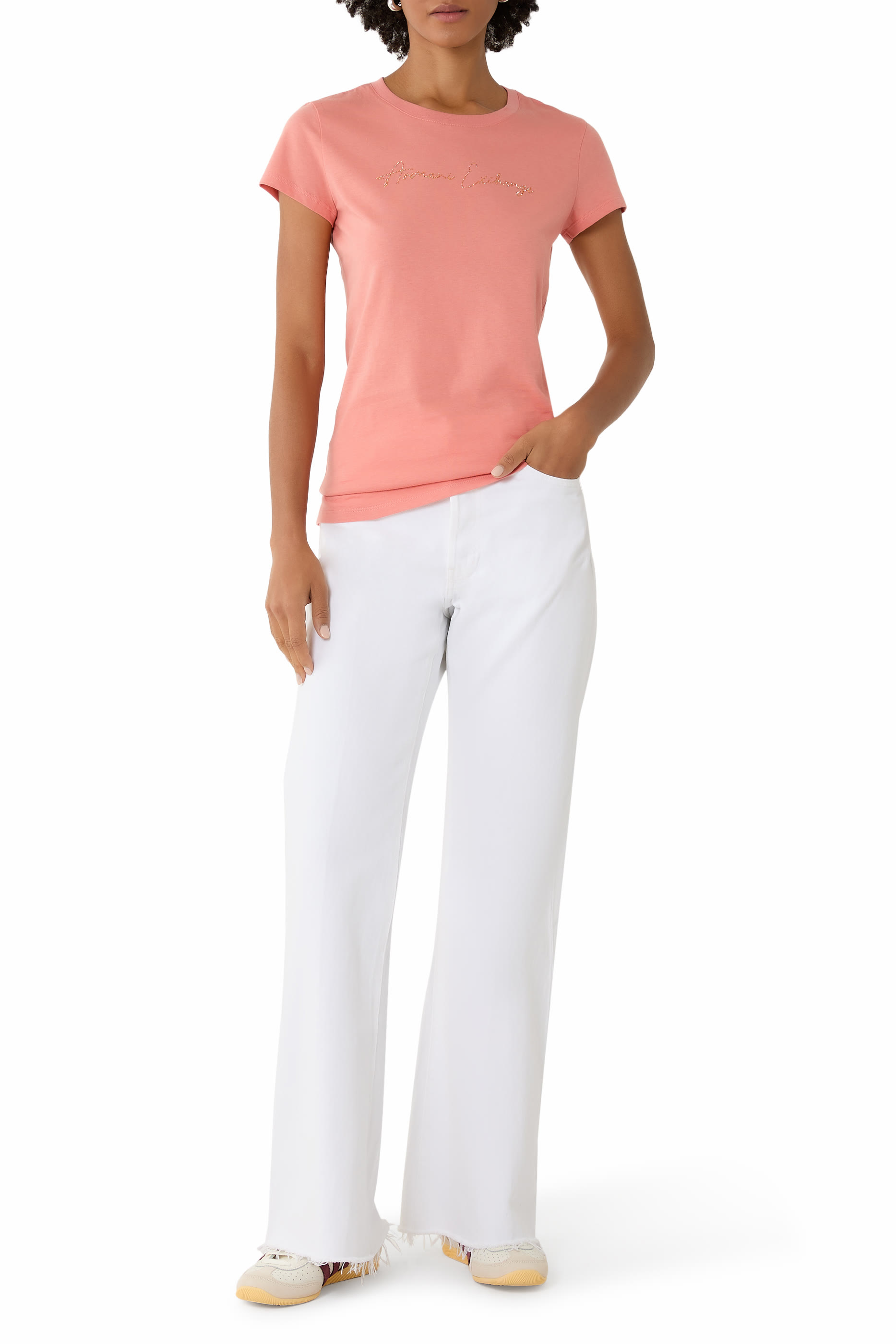 تيشيرت بأكمام قصيرة وشعار الماركة