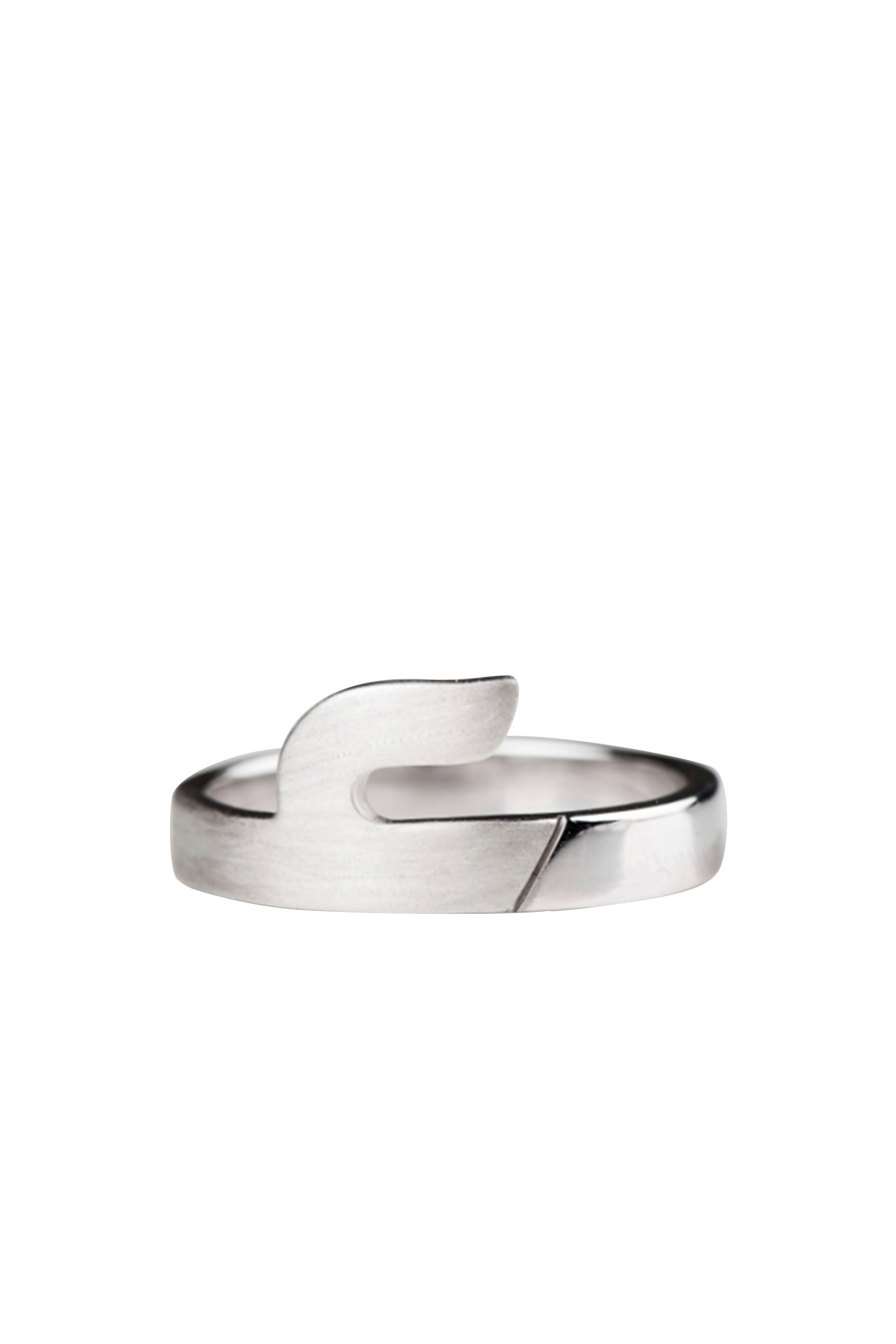 خاتم بتصميم الحرف عين بلمسة لامعة، فضة إسترلينية