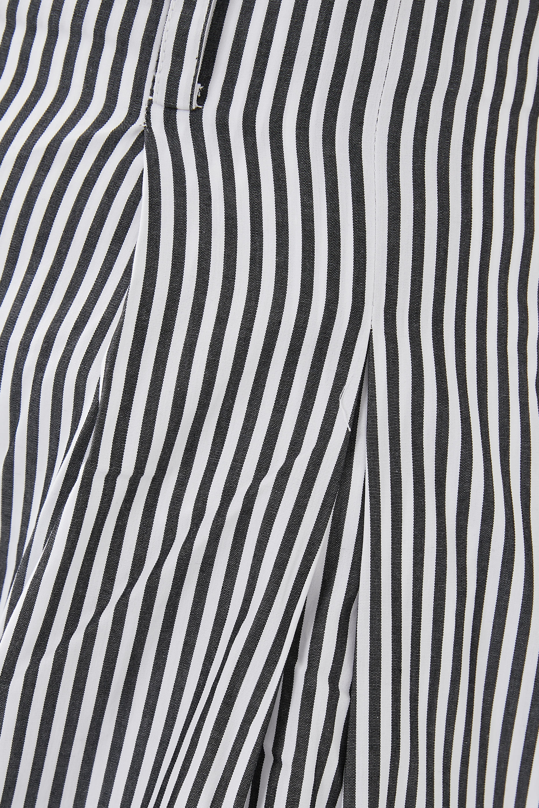 بنطال بقصة مريحة وخصر مرتفع