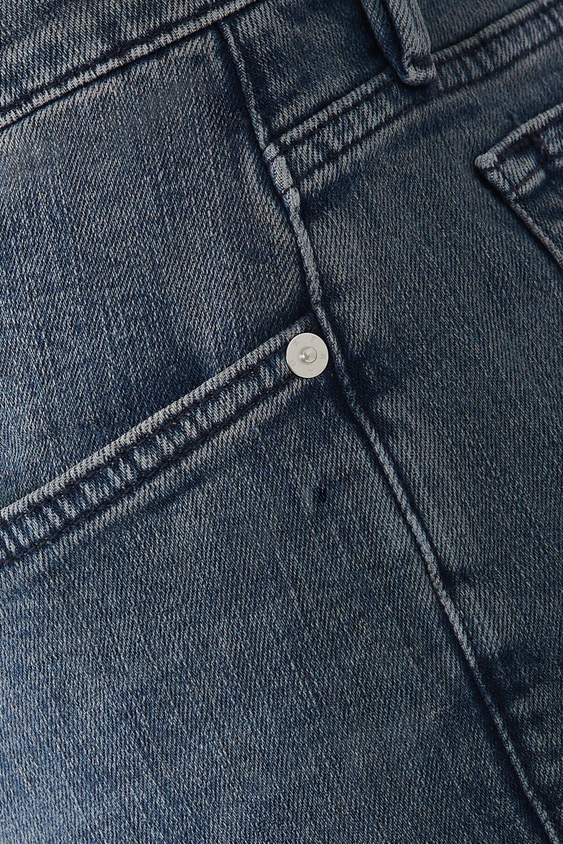 بنطال جينز لوم بقصة ضيقة