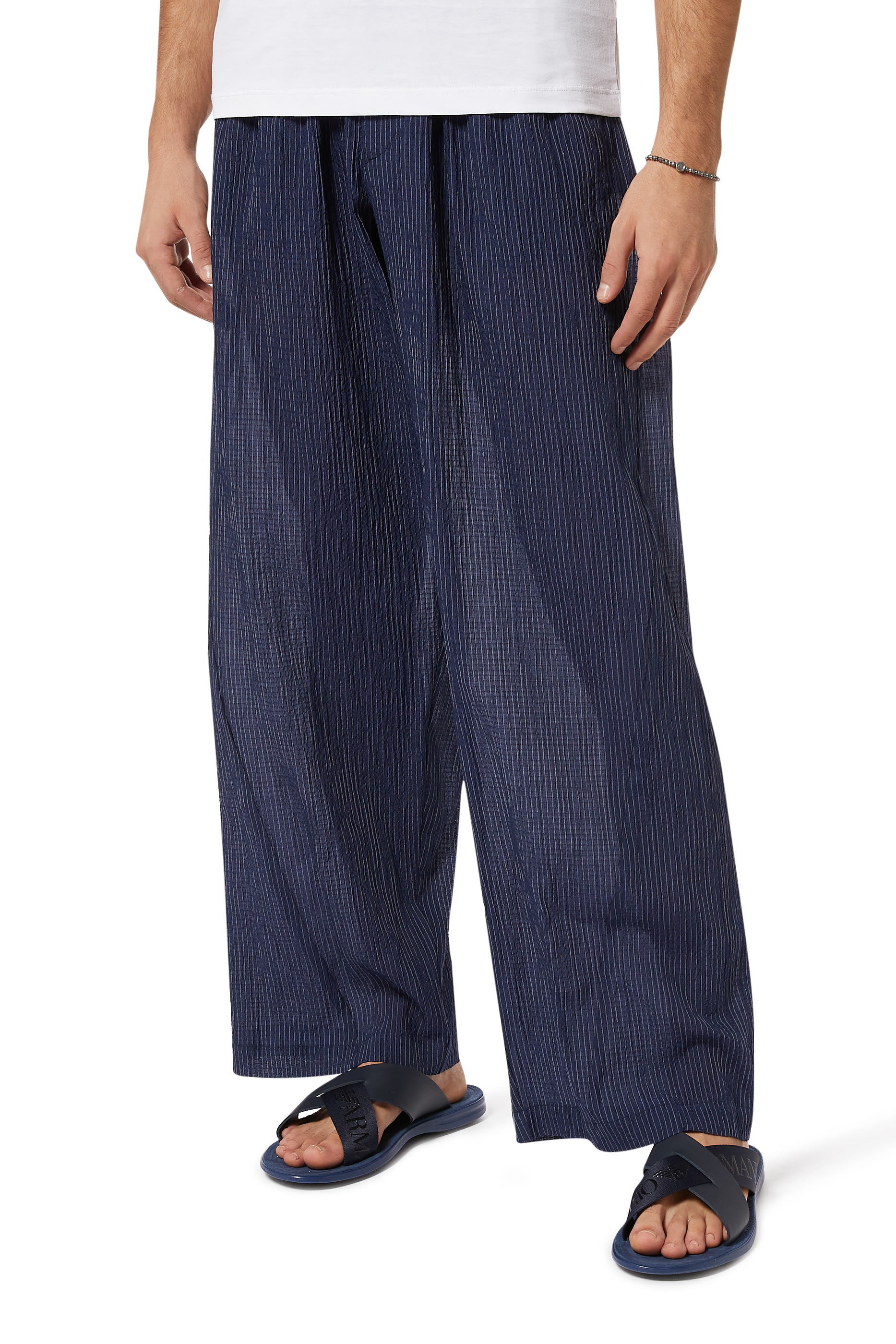 حذاء مفتوح بشعار الماركة