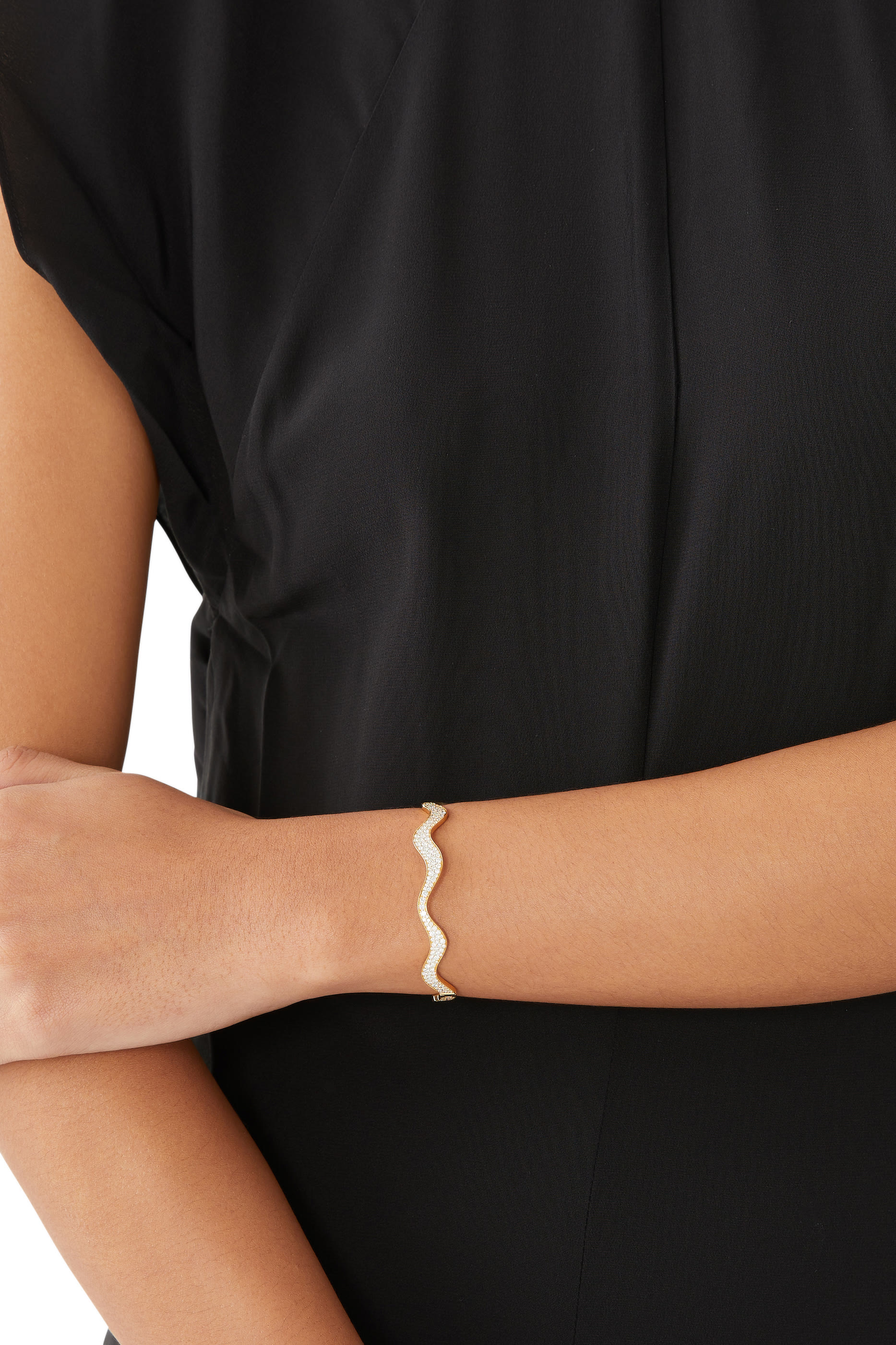 سوار بتصميم مموج مرصع بالماس، ذهب أصفر عيار 18