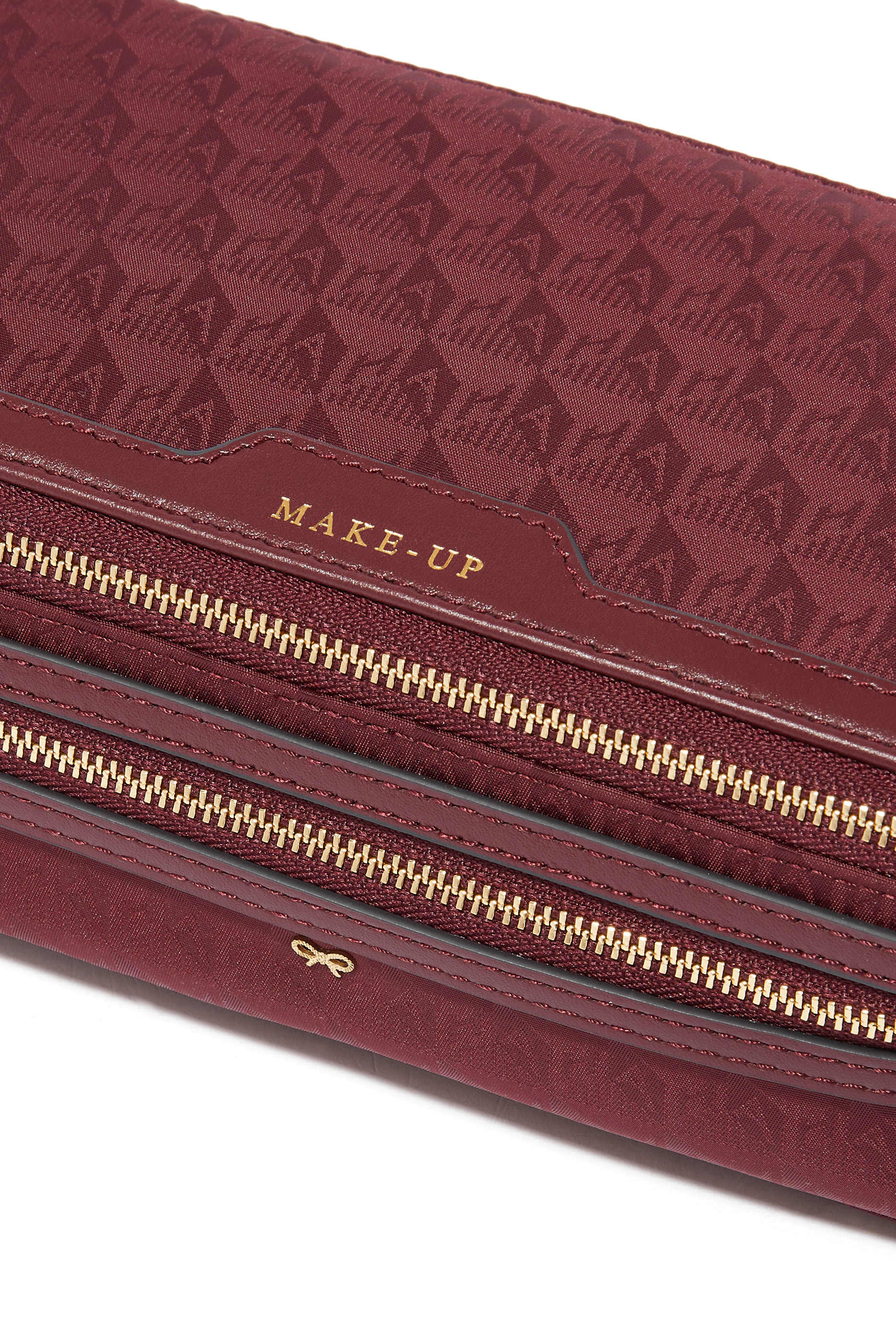 حقيبة مستحضرات تجميل بشعار الماركة