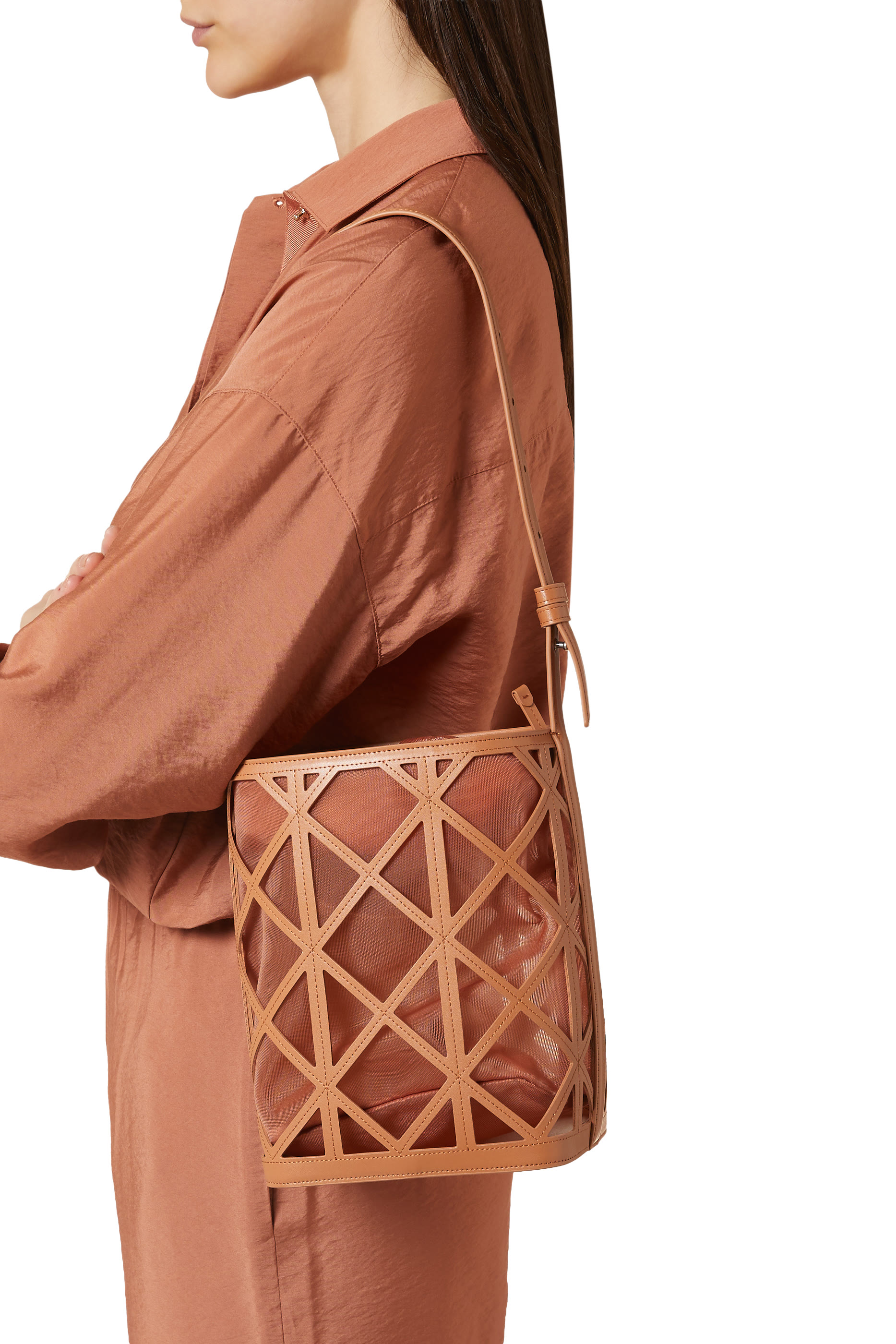 حقيبة باكيت بشعار الماركة جلد وقماش شبكي