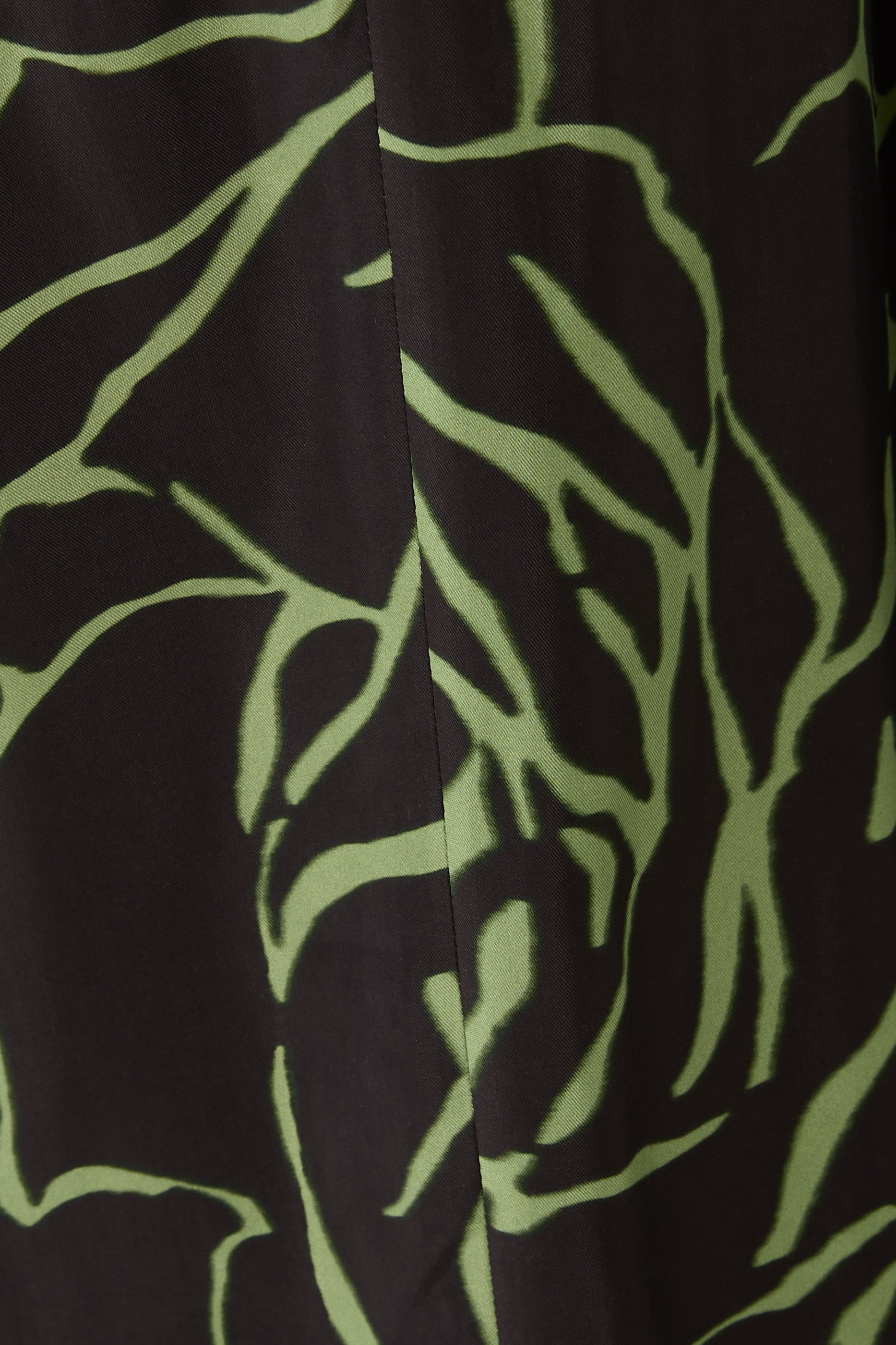 بنطال بيلا بطبعة ورد كبيرة بطيات وقصة ساق واسعة