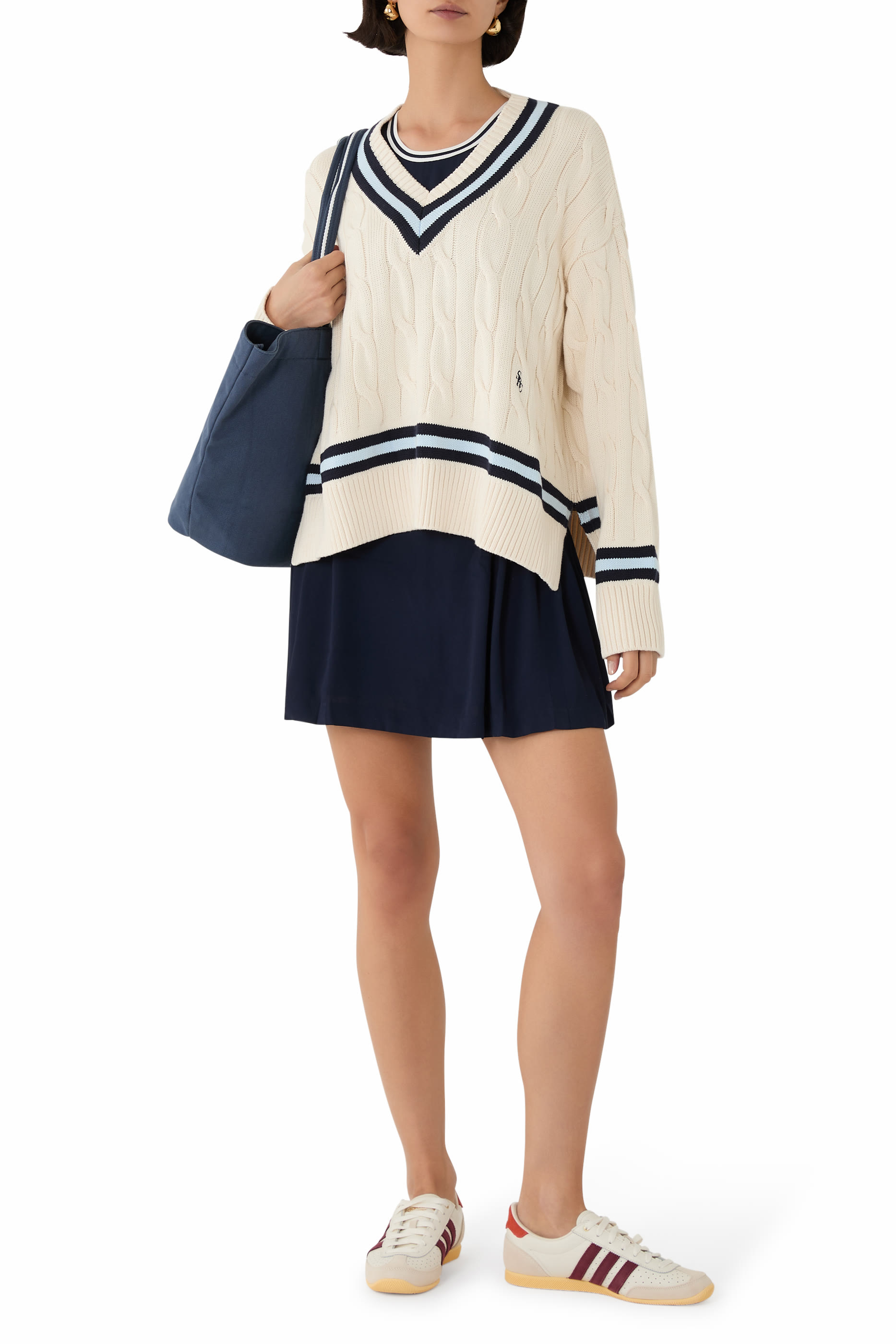 سترة بياقة بتصميم حرف V مزينة بشعار الماركة بغرزة الضفيرة