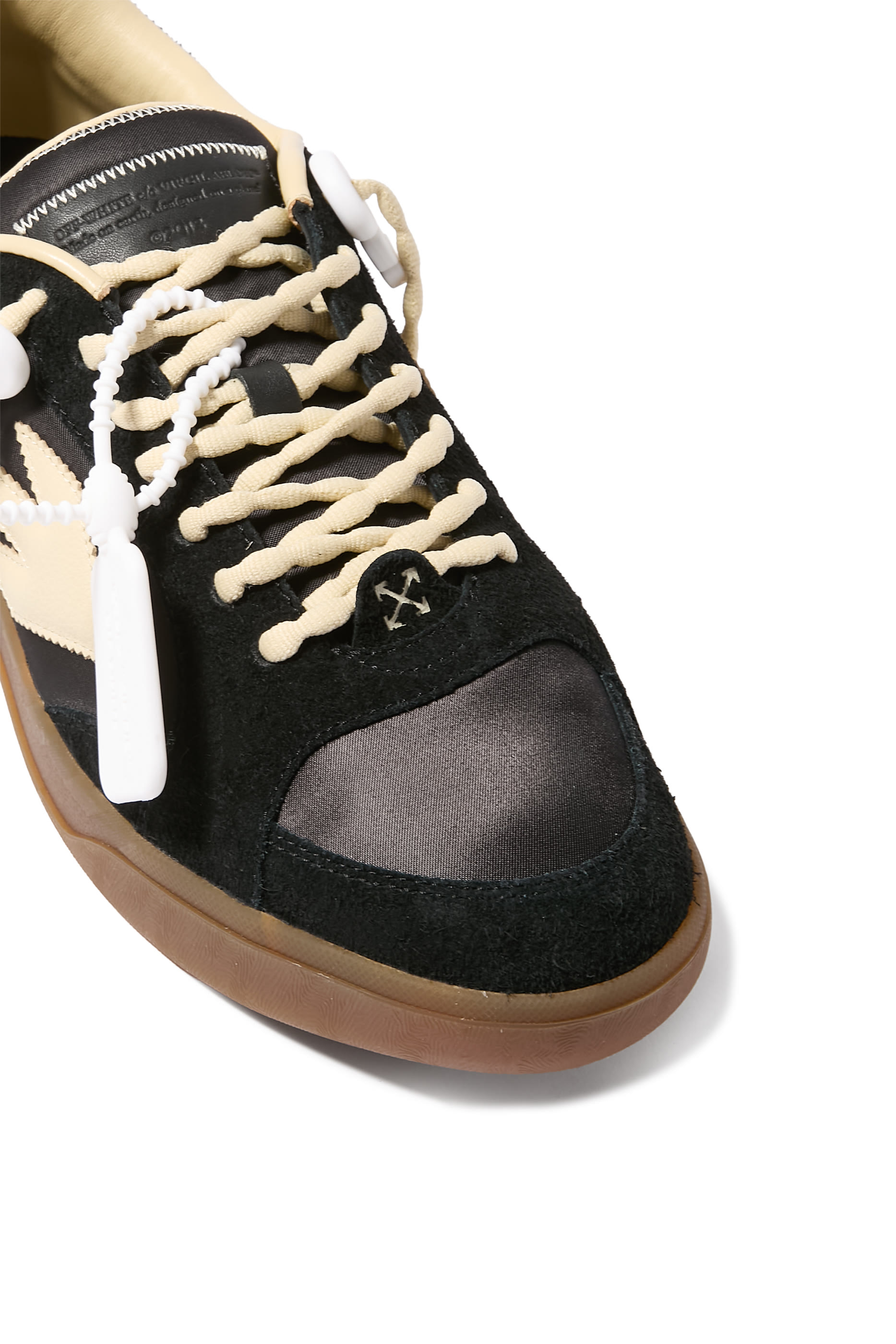 سنيكرز اند اوف بلاي