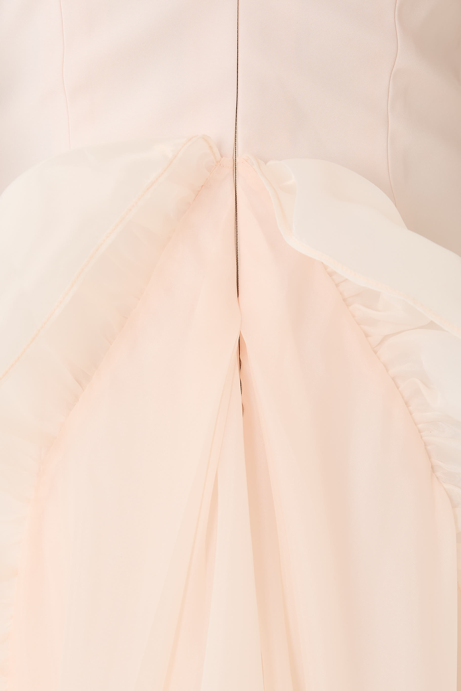 فستان سهرة بلا حمالات بأكتاف مكشوفة وجزء مكشكش أورجانزا