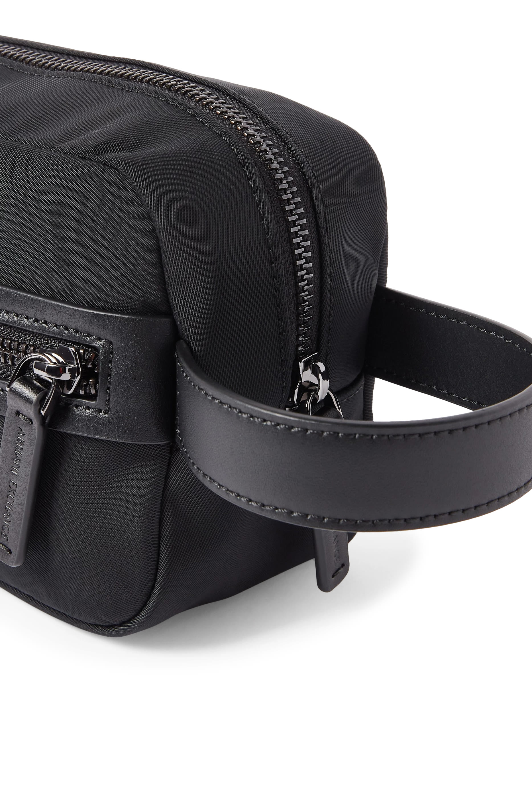 حقيبة مستحضرات عناية شخصية بسحاب وشعار الماركة