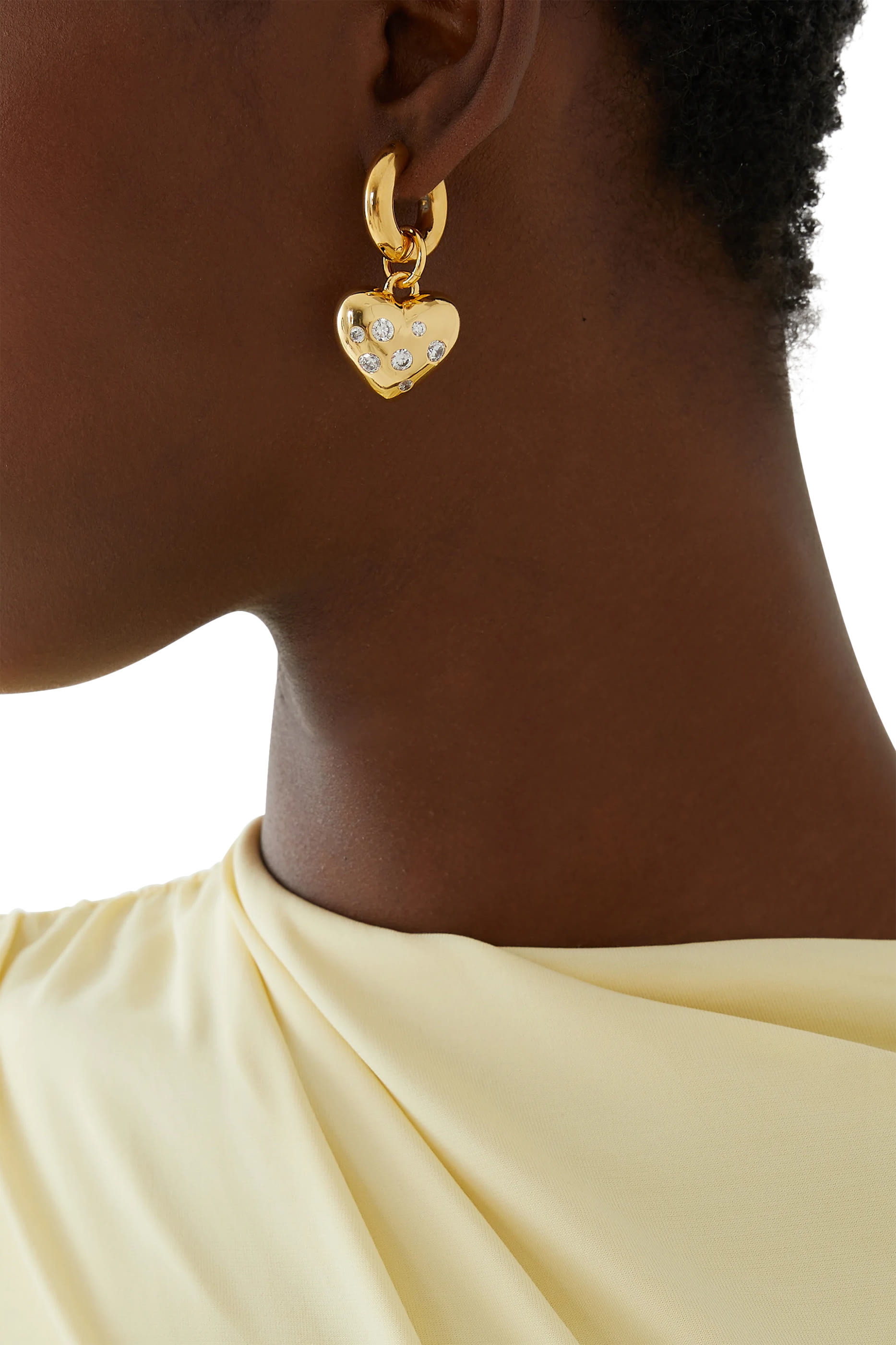 أقراط بقلب مرصع بالكريستال ولؤلؤ مياه عذبة، نحاس مطلي بذهب عيار 24