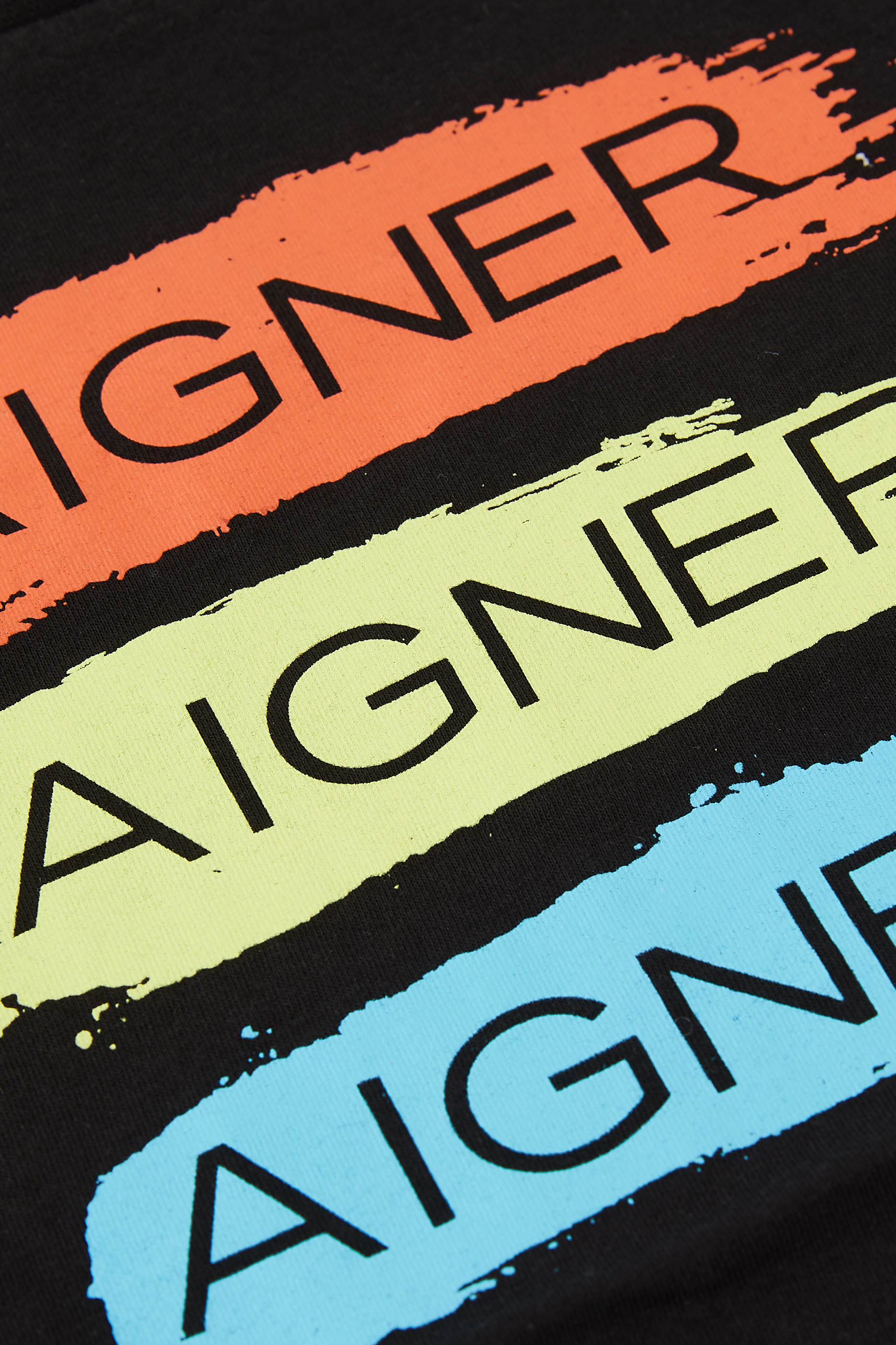 تيشيرت بطبعات شعار الماركة للأطفال