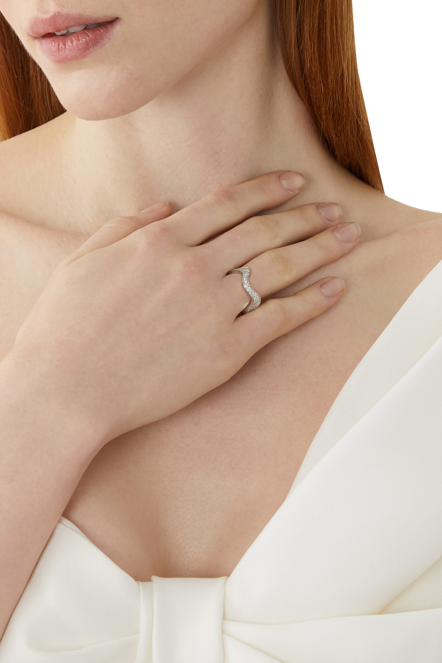 خاتم ويف بتصميم سميك مرصع بالماس، ذهب أبيض عيار 18