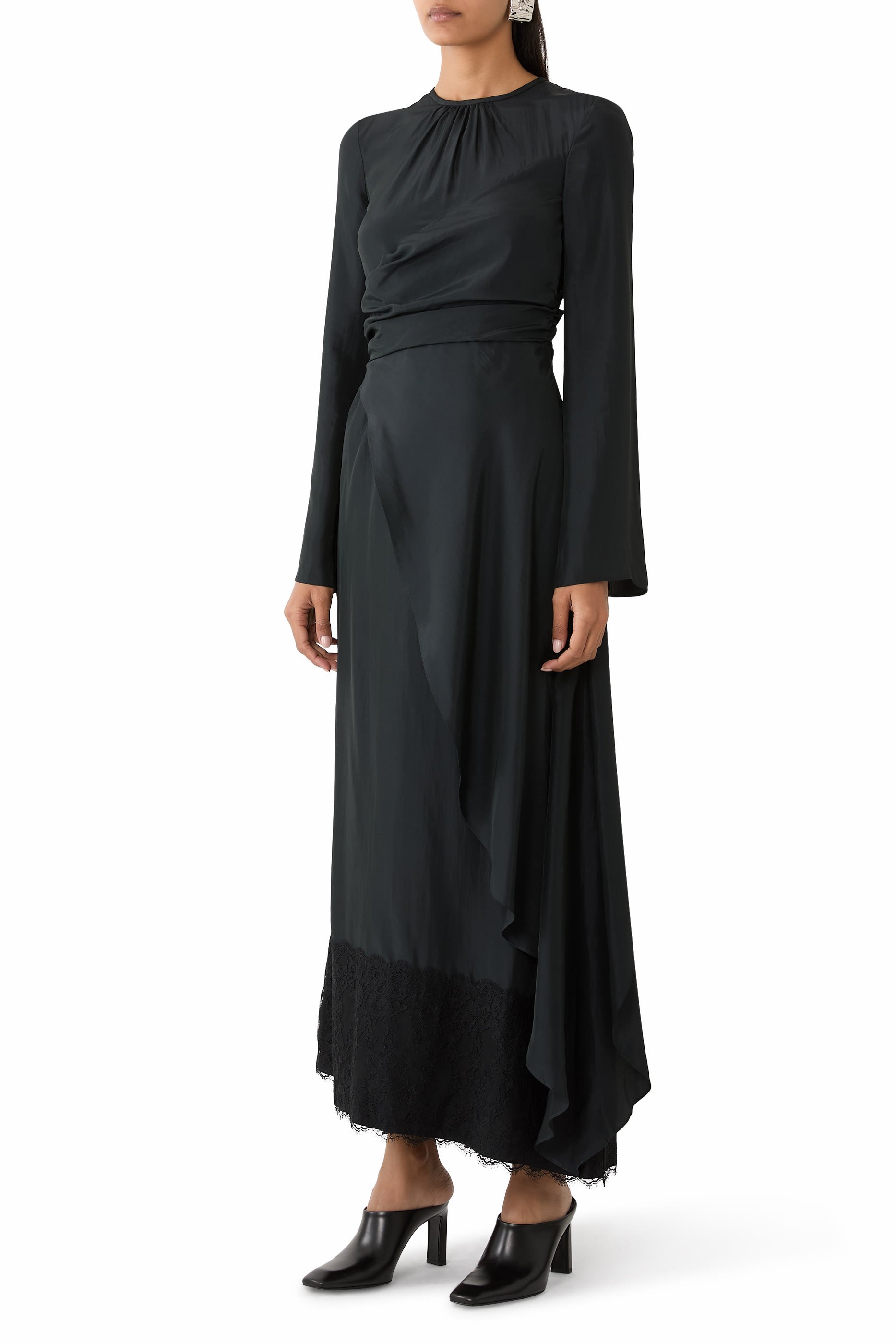 فستان هابوتاي طويل بأكمام طويلة ولمسة من الدانتيل