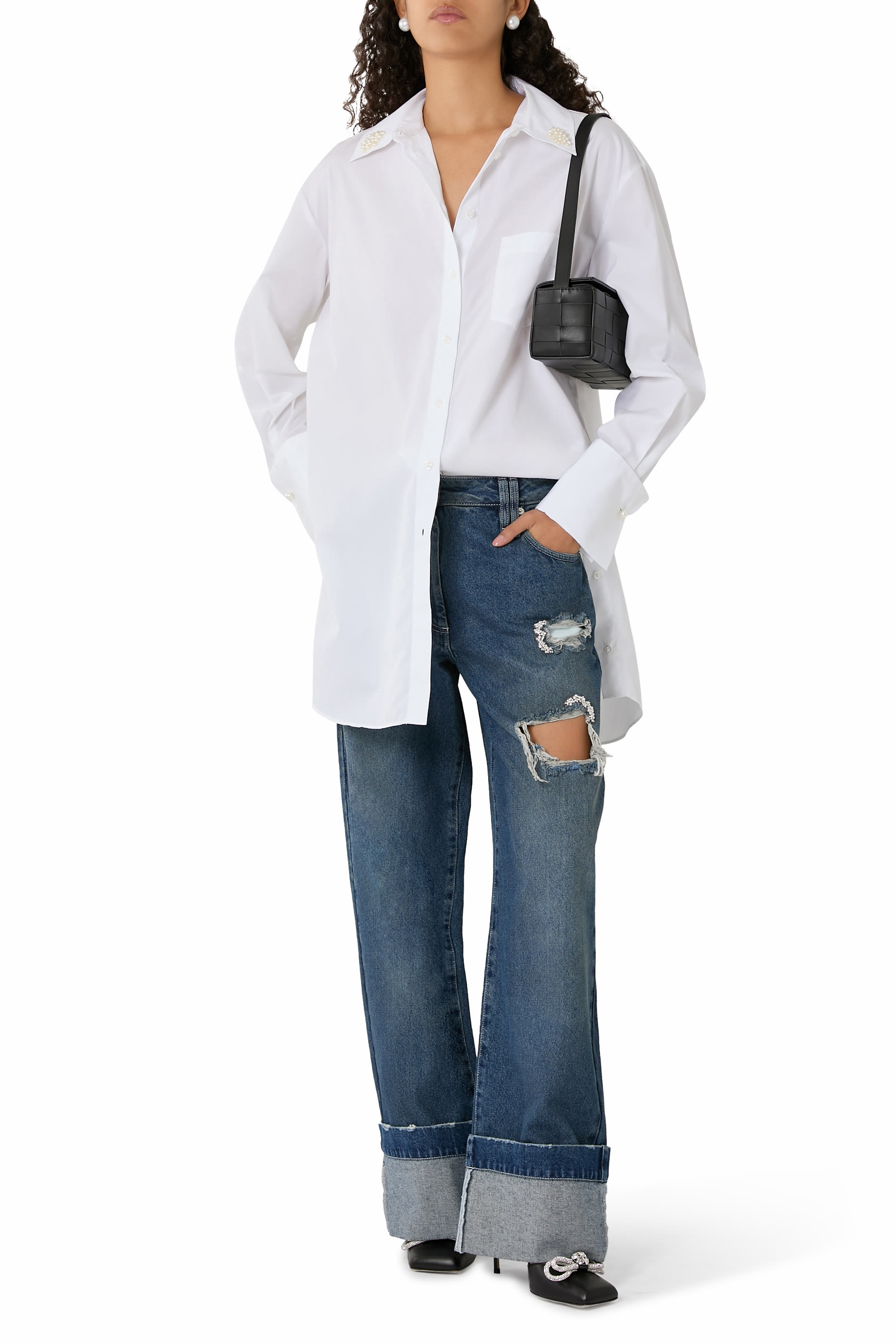 قميص بأزرار وأساور طويلة