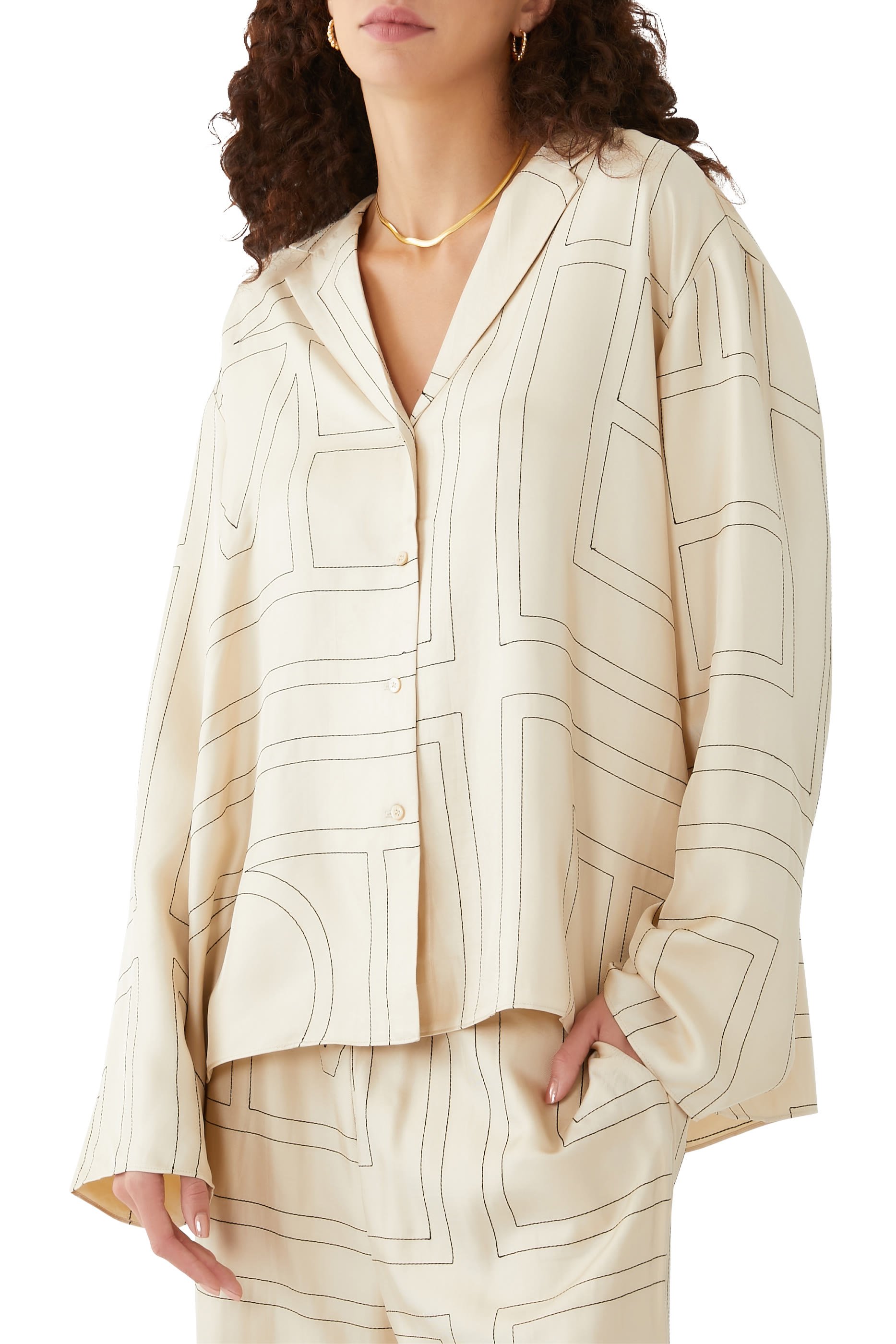 بلوزة بيجامة حرير بنقشة حروف شعار الماركة