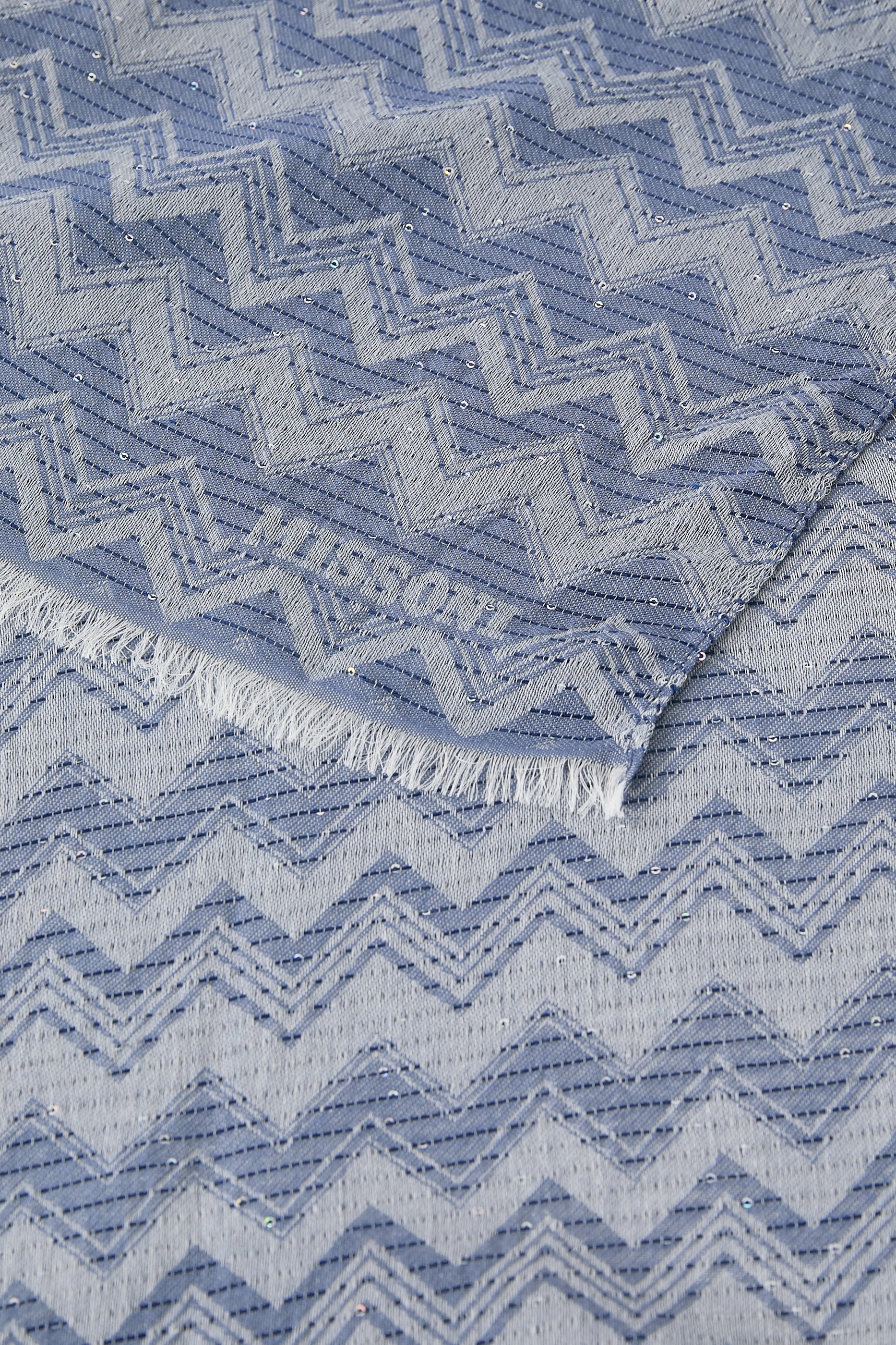 وشاح بنقشة خطوط شيفرون